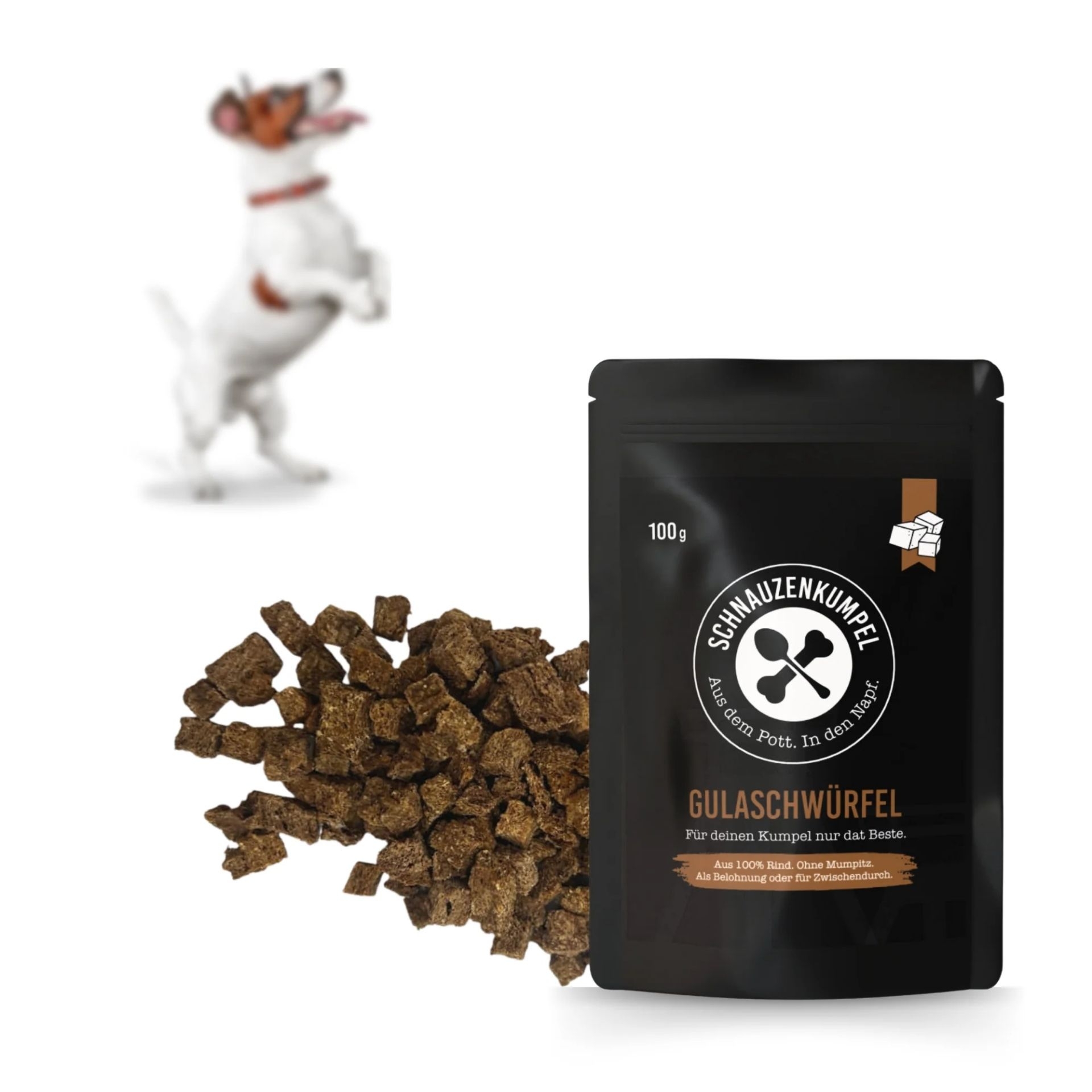 Verpackung der Schnauzenkumpel Gulaschwuerfel 100 g mit Hund im Hintergrund und getrockneten Rindfleischwuerfeln davor