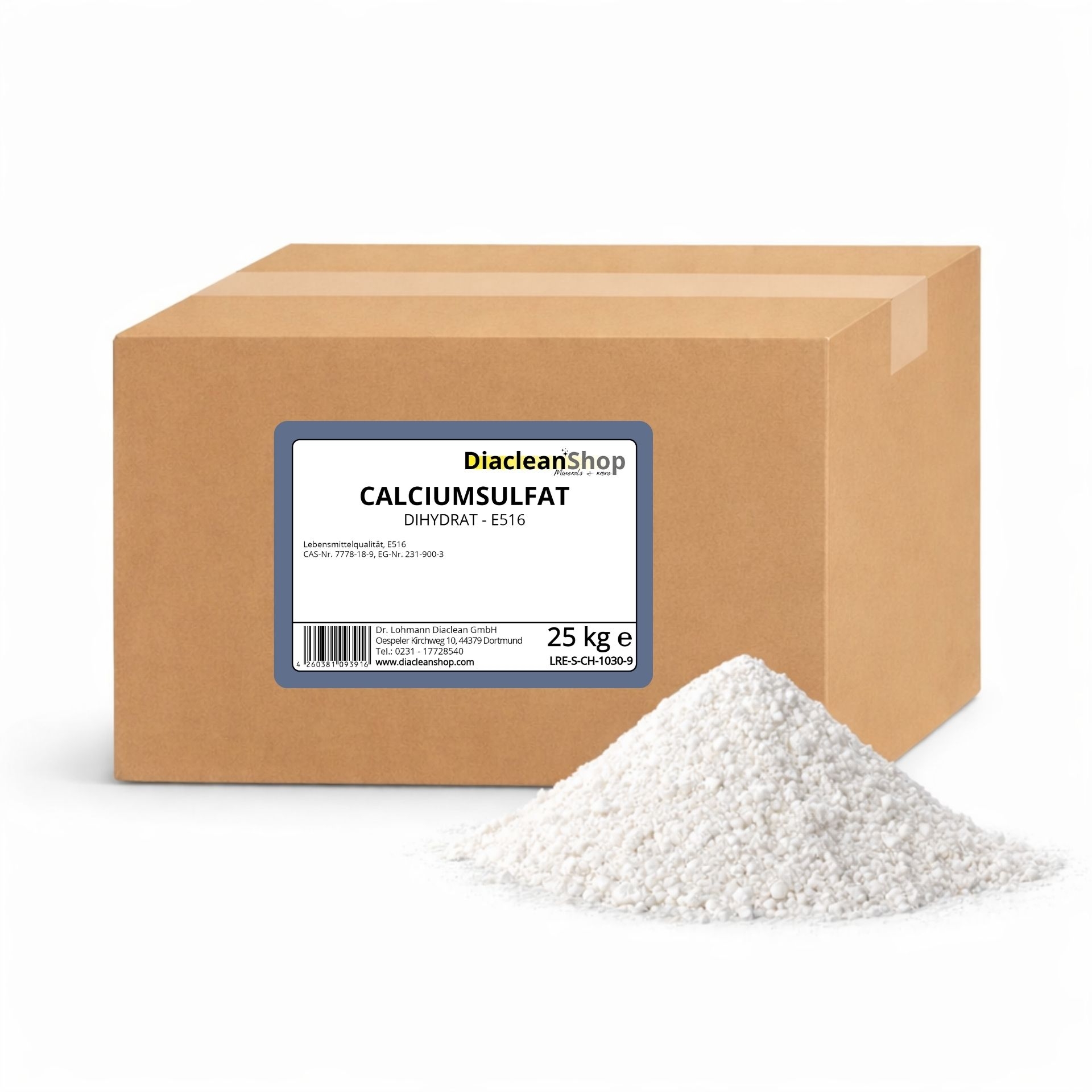Brauner Karton mit Etikett „Calciumsulfat 25 kg“ vom Diacleanshop_ daneben ein beiger Pulverhaufen auf weissem Hintergrund