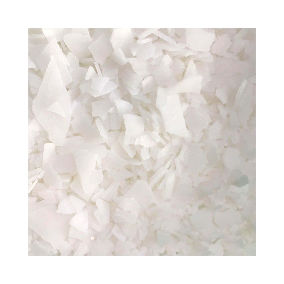 Nahaufnahme weisser Magnesiumflakes in Flockenform