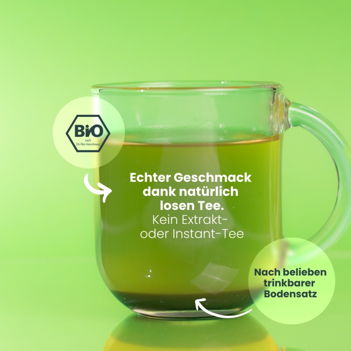 Glas gruener Tee mit Schrift ueber natuerlichem losen Tee ohne Extrakt