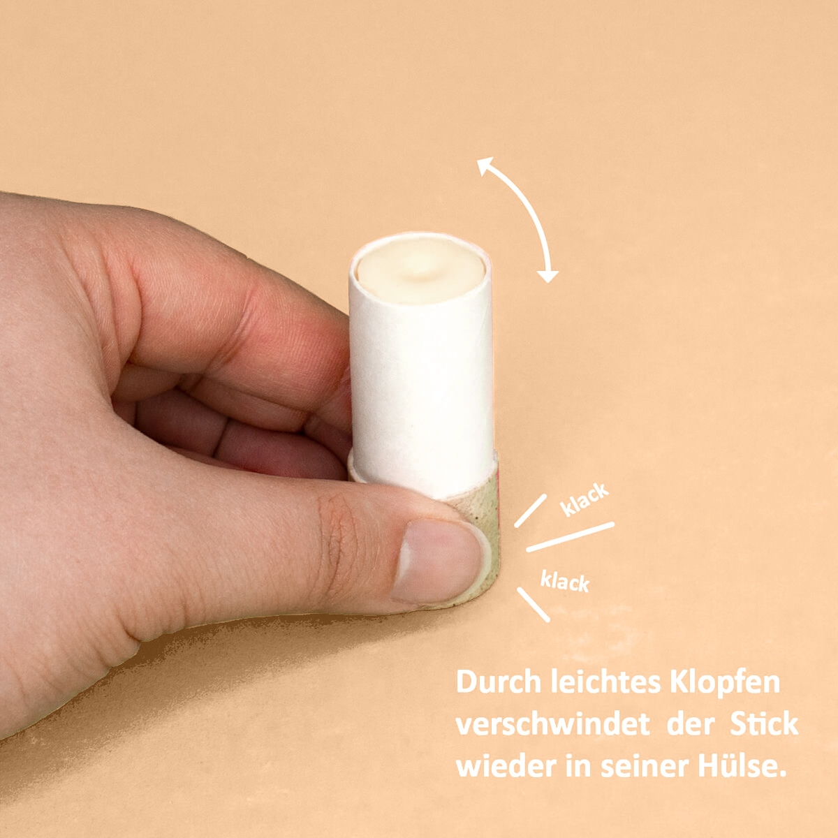 Hand zeigt das Zurueckschieben des Lippenpflegestifts Natural von Puremetics durch leichtes Klopfen