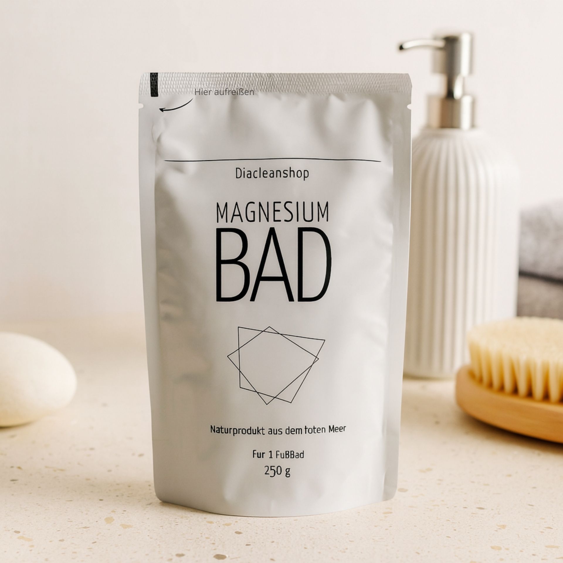 Weisse Verpackung Magnesiumbad 250g von Diacleanshop_ im Badezimmer mit Buerste_ Spender und Handtuch dekoriert