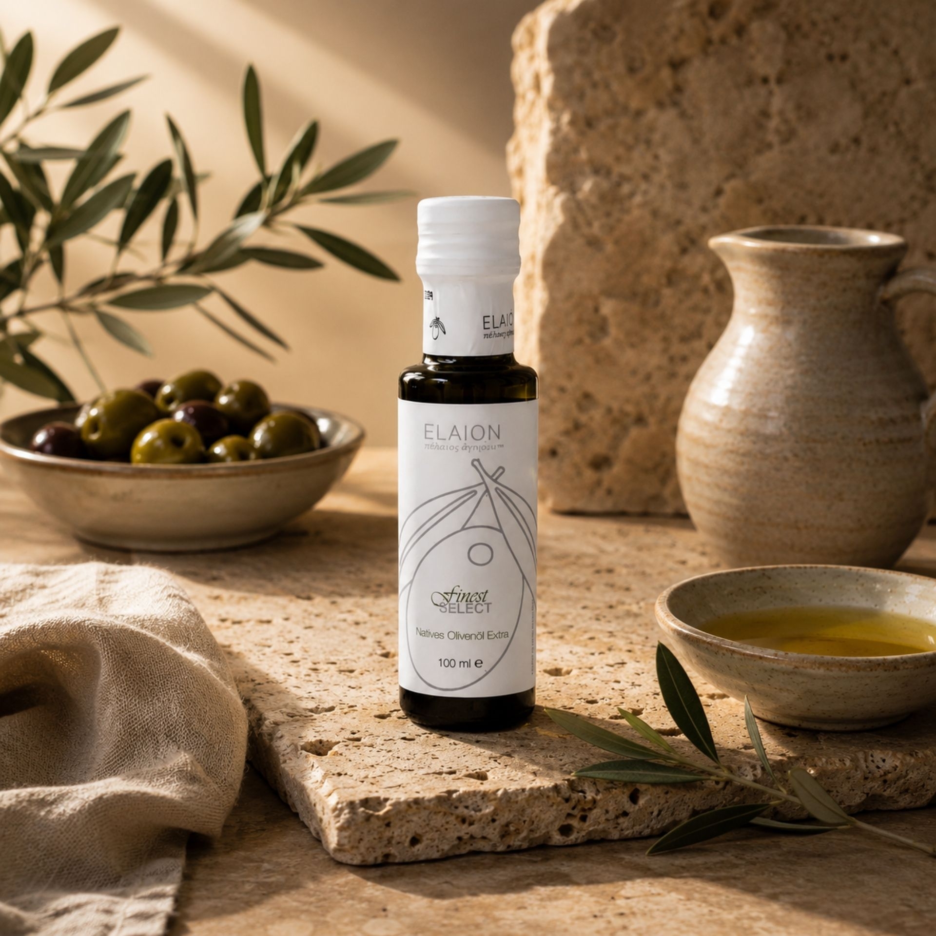 Elaion Finest Select natives Olivenoel Extra 100 ml in mediterranem Premium-Stilllife mit Oliven und Olivenoel