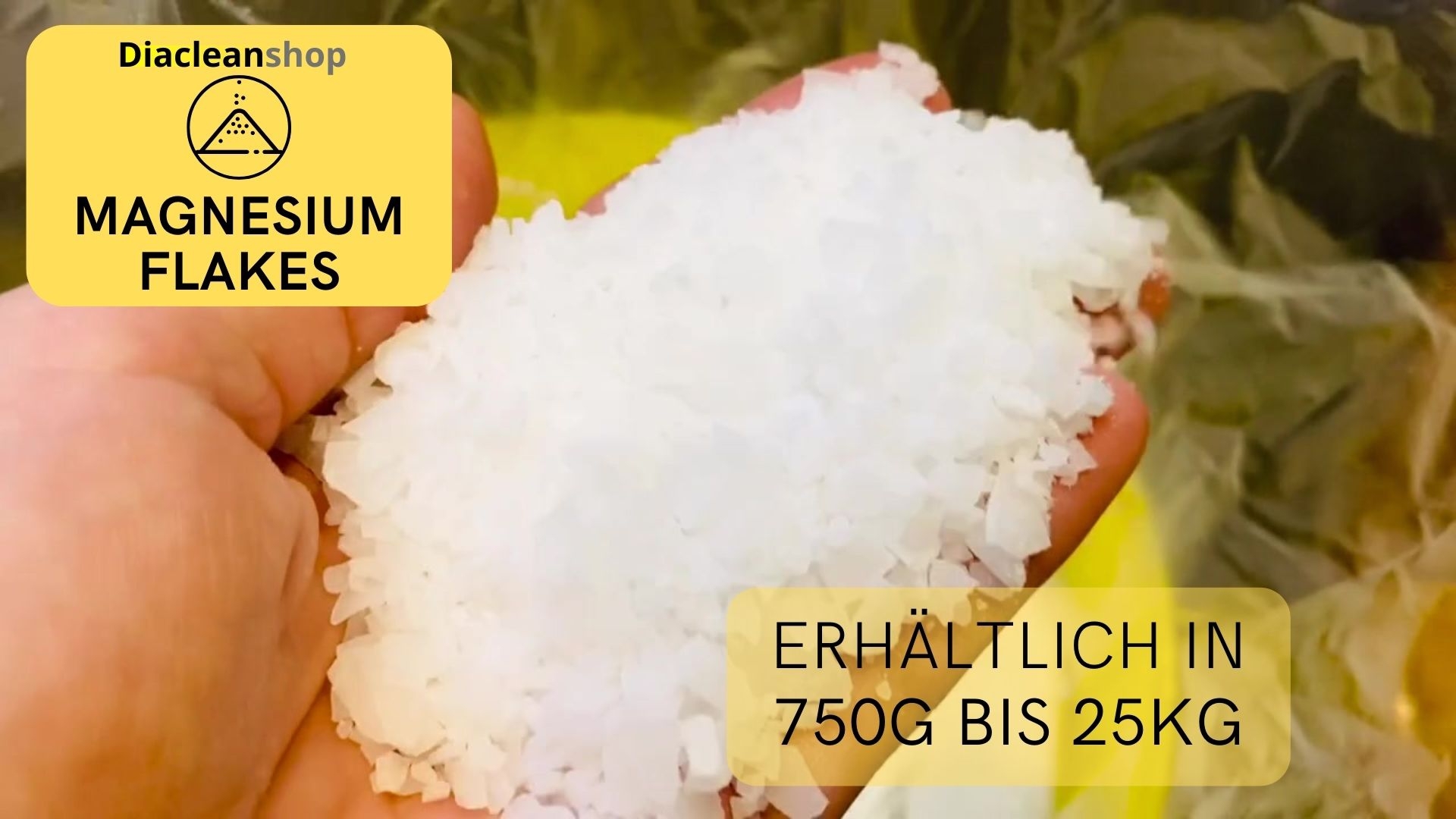 Hand voller Magnesium Flakes mit Hinweis auf Packungsgroessen 750g bis 25kg
