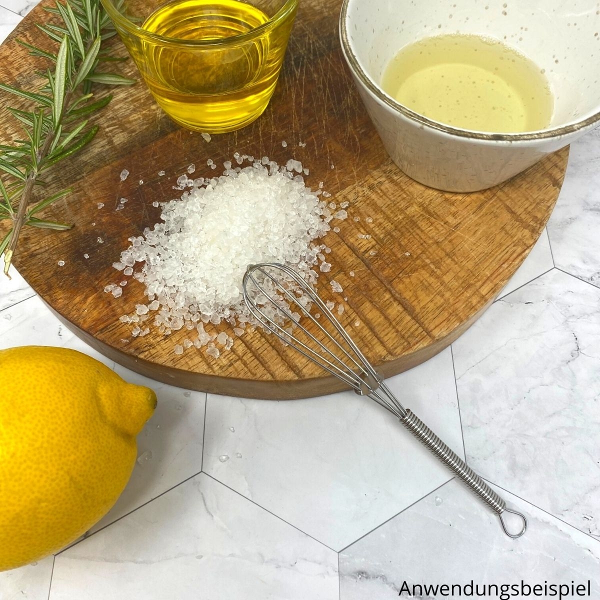 Anwendungsbeispiel mit Badesalz_ Oel_ Zitrone und Ruehrbesen auf Holzbrett
