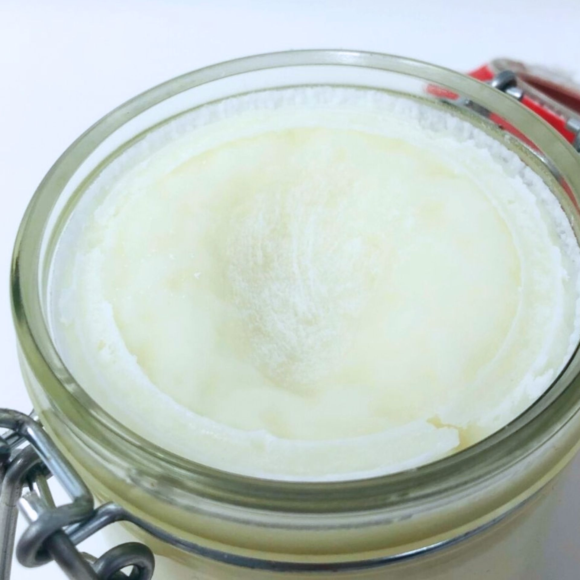 Geoeffnetes Glas mit 350ml reiner Bio Sheabutter_ sichtbarer Inhalt