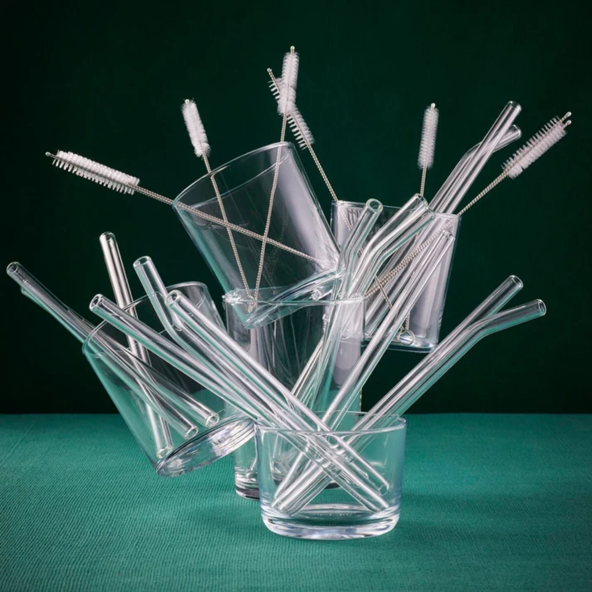 Glas Strohhalme 8er Set mit geraden und gebogenen Trinkhalmen sowie Reinigungsbuersten in Glaesern