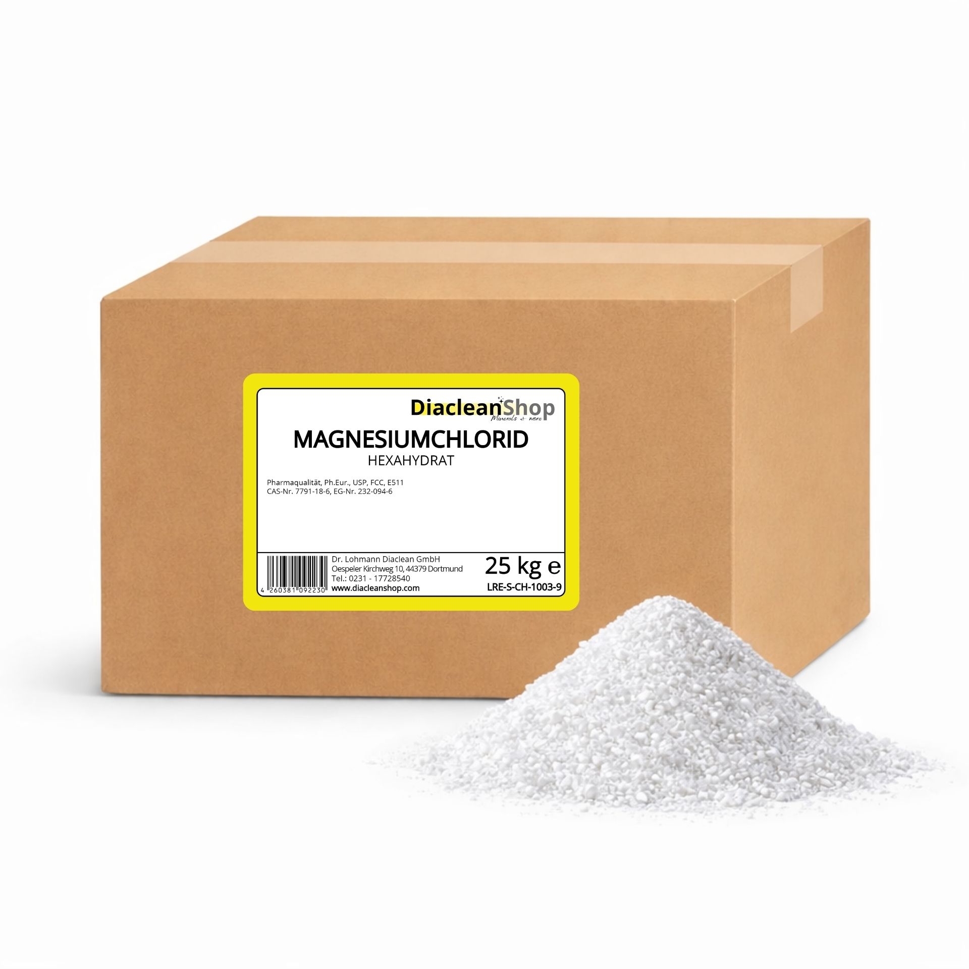 Brauner Karton mit Etikett „Magnesiumchlorid 25 kg“ vom Diacleanshop_ daneben ein weisser Kristallhaufen auf weissem Hintergrund