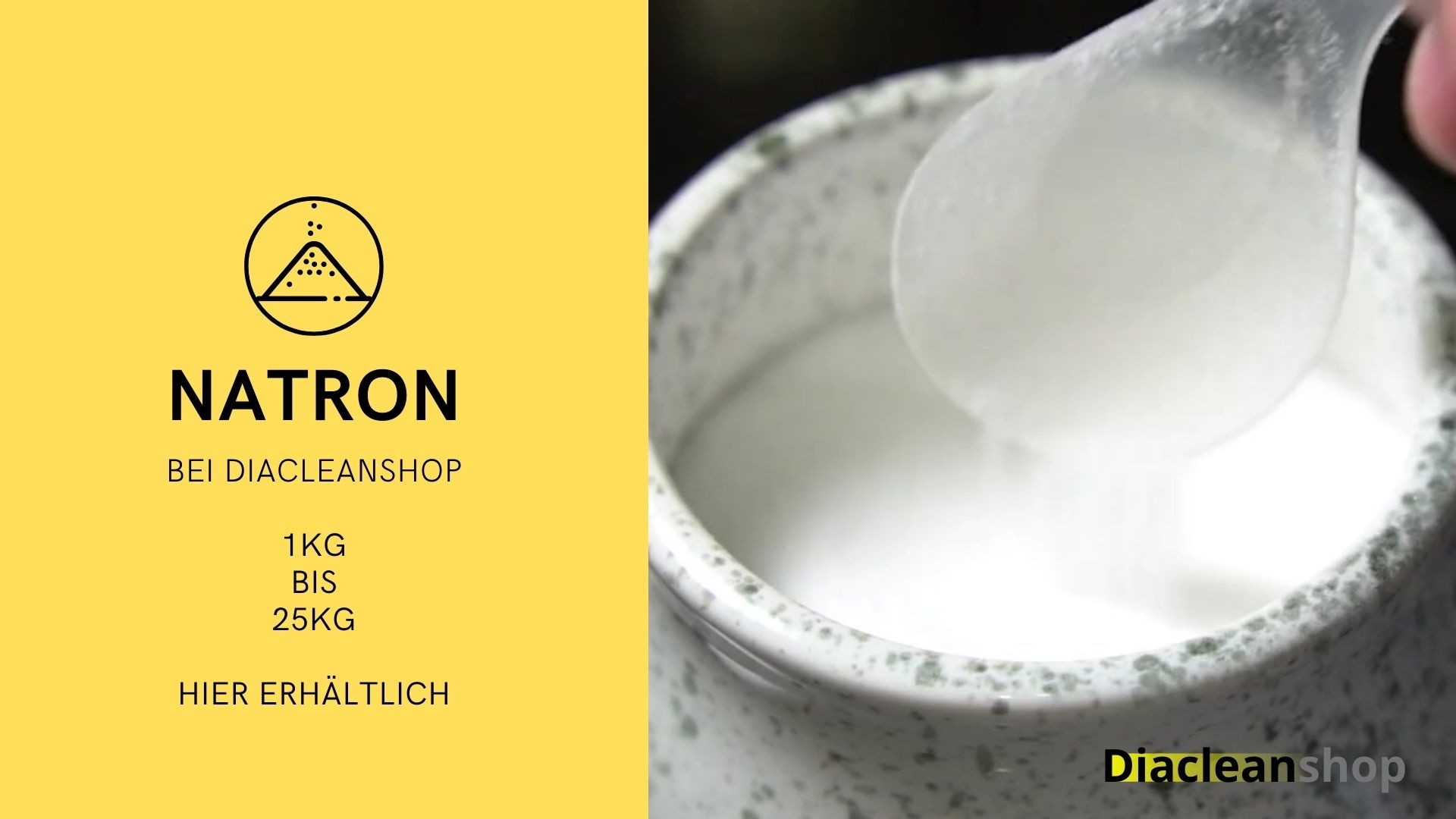Natron von Diacleanshop als weisses Pulver auf einem Loeffel ueber einer Schale
