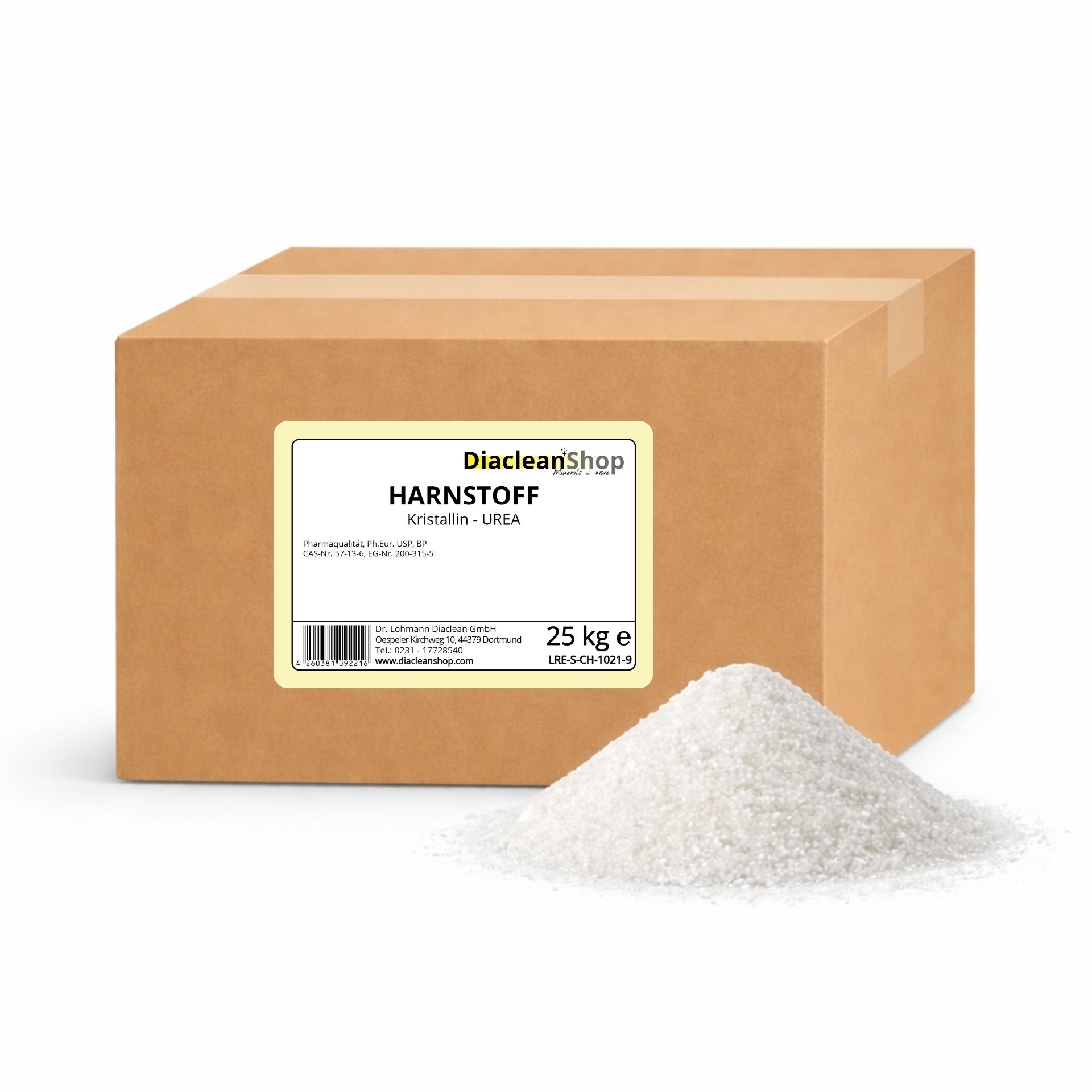 Brauner Karton mit Etikett „Harnstoff 25 kg“ vom Diacleanshop_ daneben ein weisser kristalliner Pulverhaufen auf weissem Hintergrund