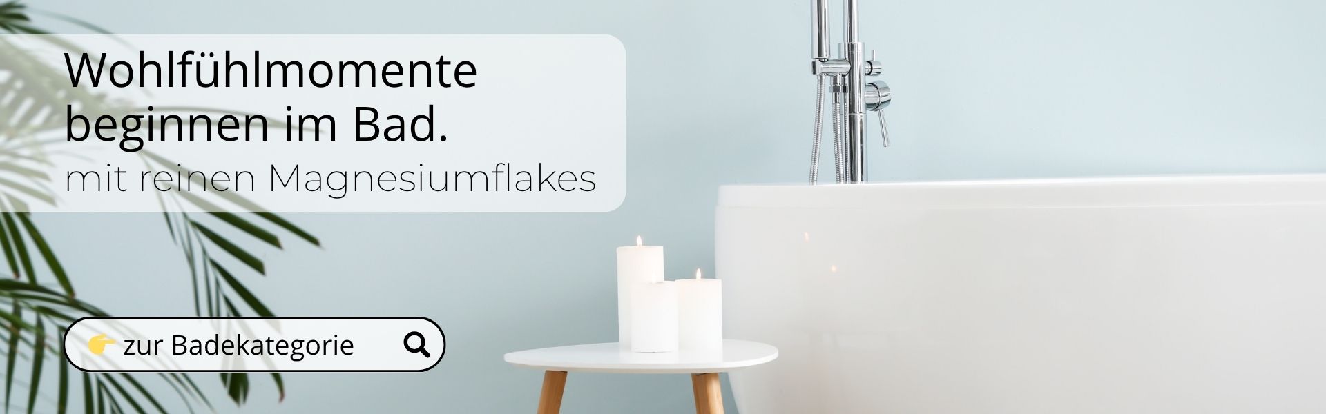 Weiße Badewanne mit Kerzen und Textbanner: „Wohlfühlmomente beginnen im Bad mit reinen Magnesiumflakes“.