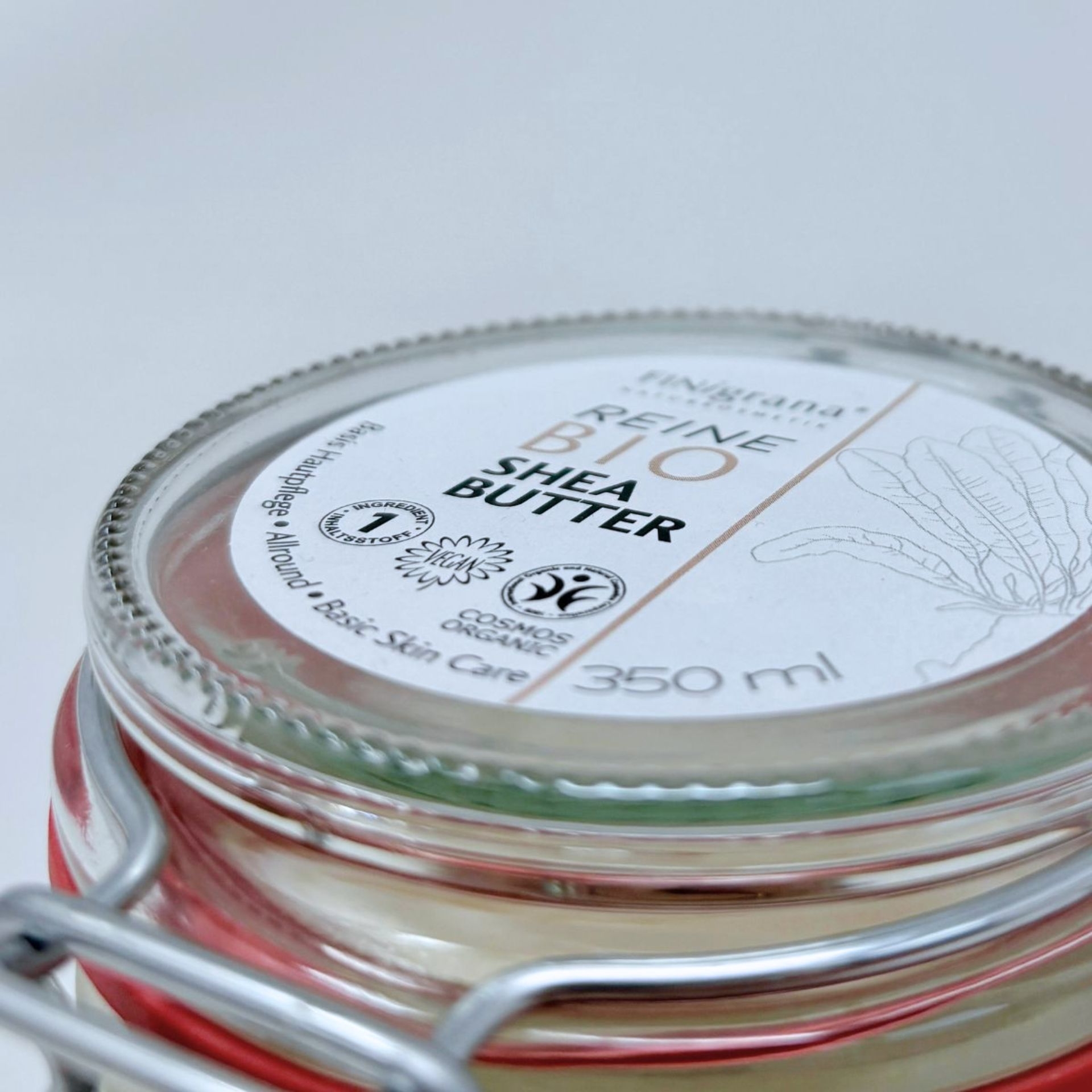 Nahaufnahme des Deckels eines Glases mit 350ml reiner Bio Sheabutter und Bio-Zertifizierung