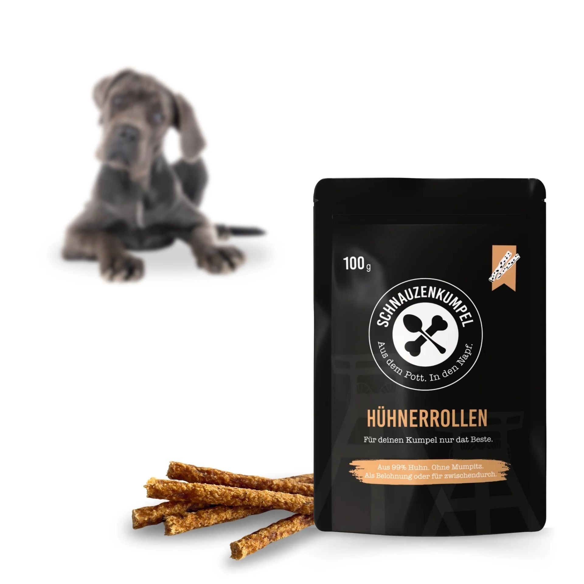 Verpackung der Schnauzenkumpel Huehnerrollen 100 g mit Hund im Hintergrund und Huehnerrollen davor