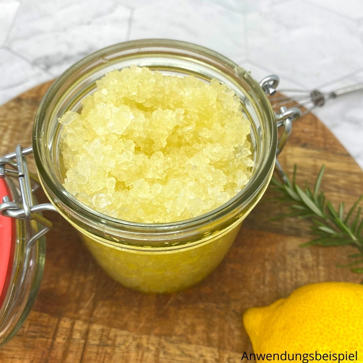 Selbstgemachtes Peeling mit gelbem Badesalz und Oel im Glas als Anwendungsbeispiel