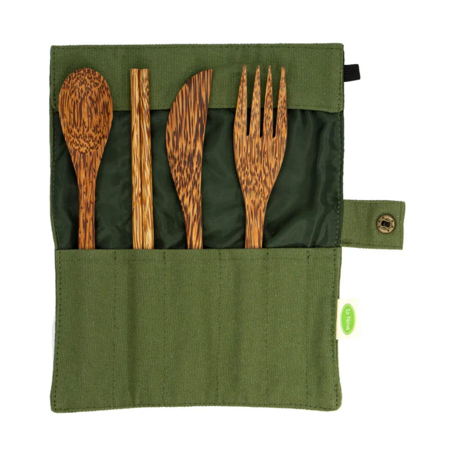 Kokosnuss-Besteckset mit Loeffel_ Messer_ Gabel und Staebchen im geoeffneten gruenen Etui von oben