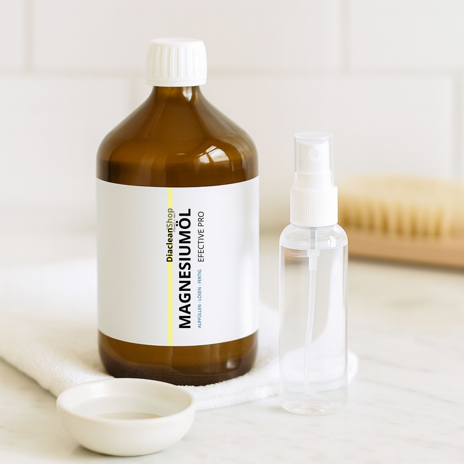 Magnesiumoel Effective Pro 1000ml mit Spruehflasche auf Handtuch und Schale im Badezimmer