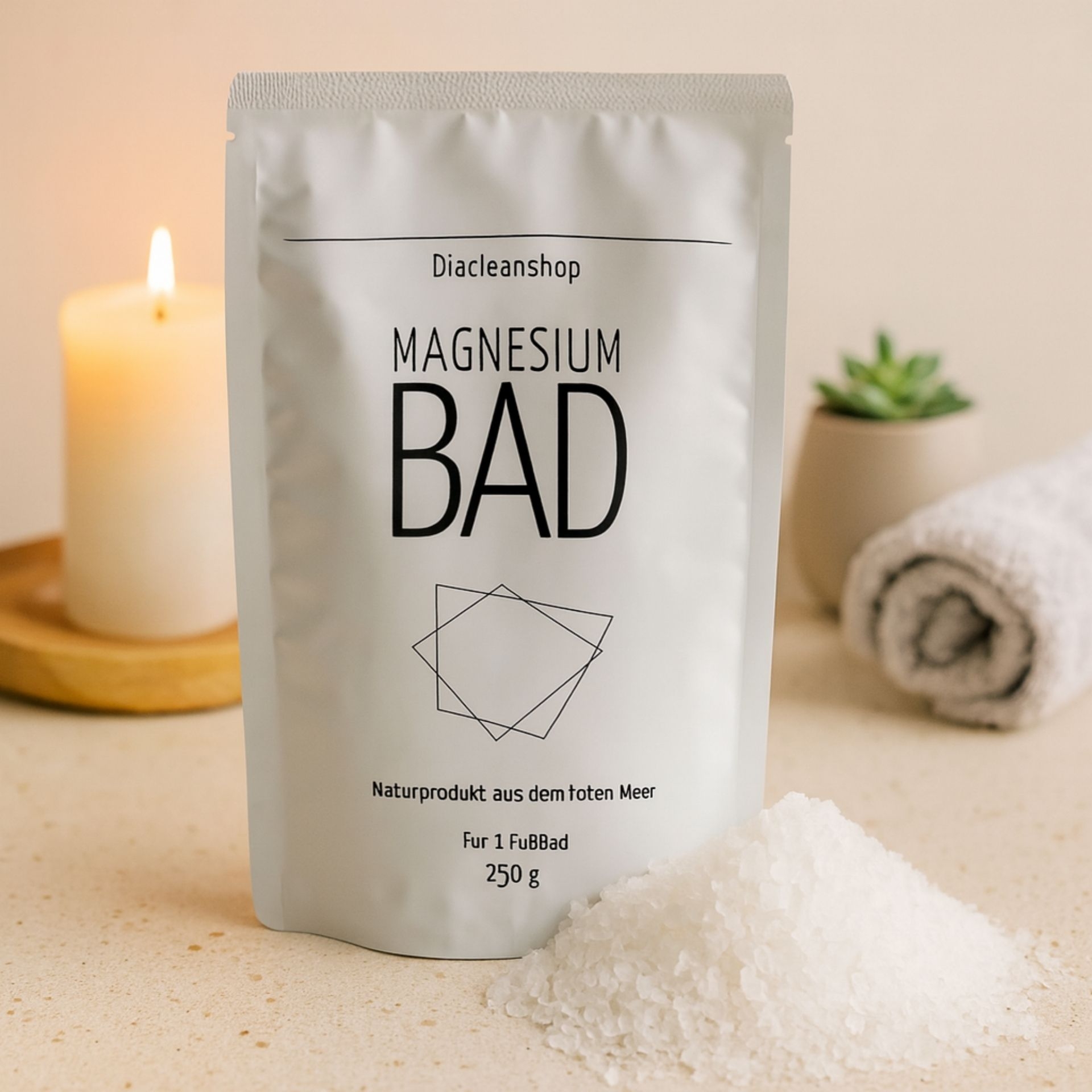 Magnesiumbad 250g von Diacleanshop_ Beutel mit weissen Flakes im Vordergrund_ daneben Kerze_ Handtuch und Pflanze