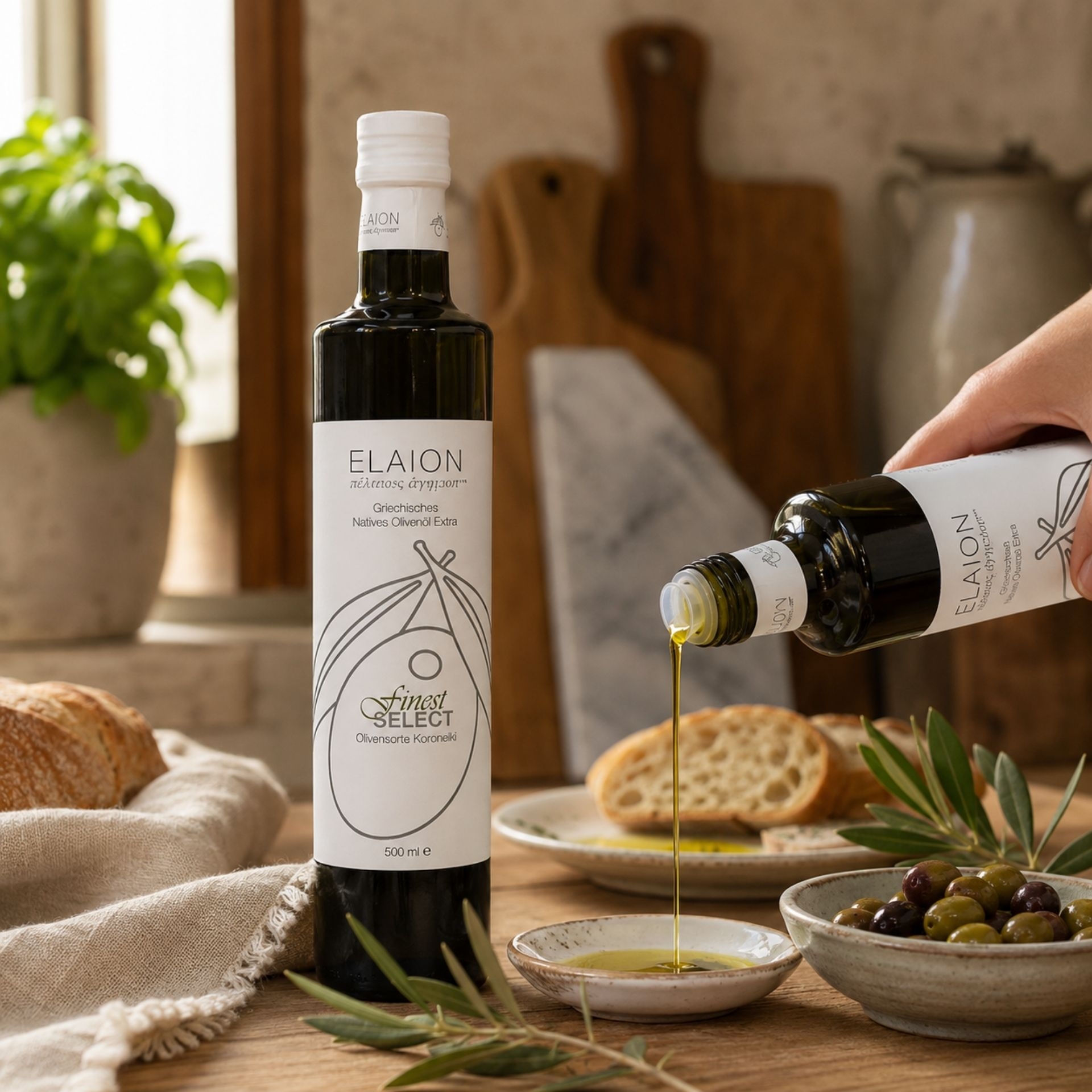 Elaion Finest Select Olivenoel 500 ml wird zum Dippen mit frischem Brot serviert