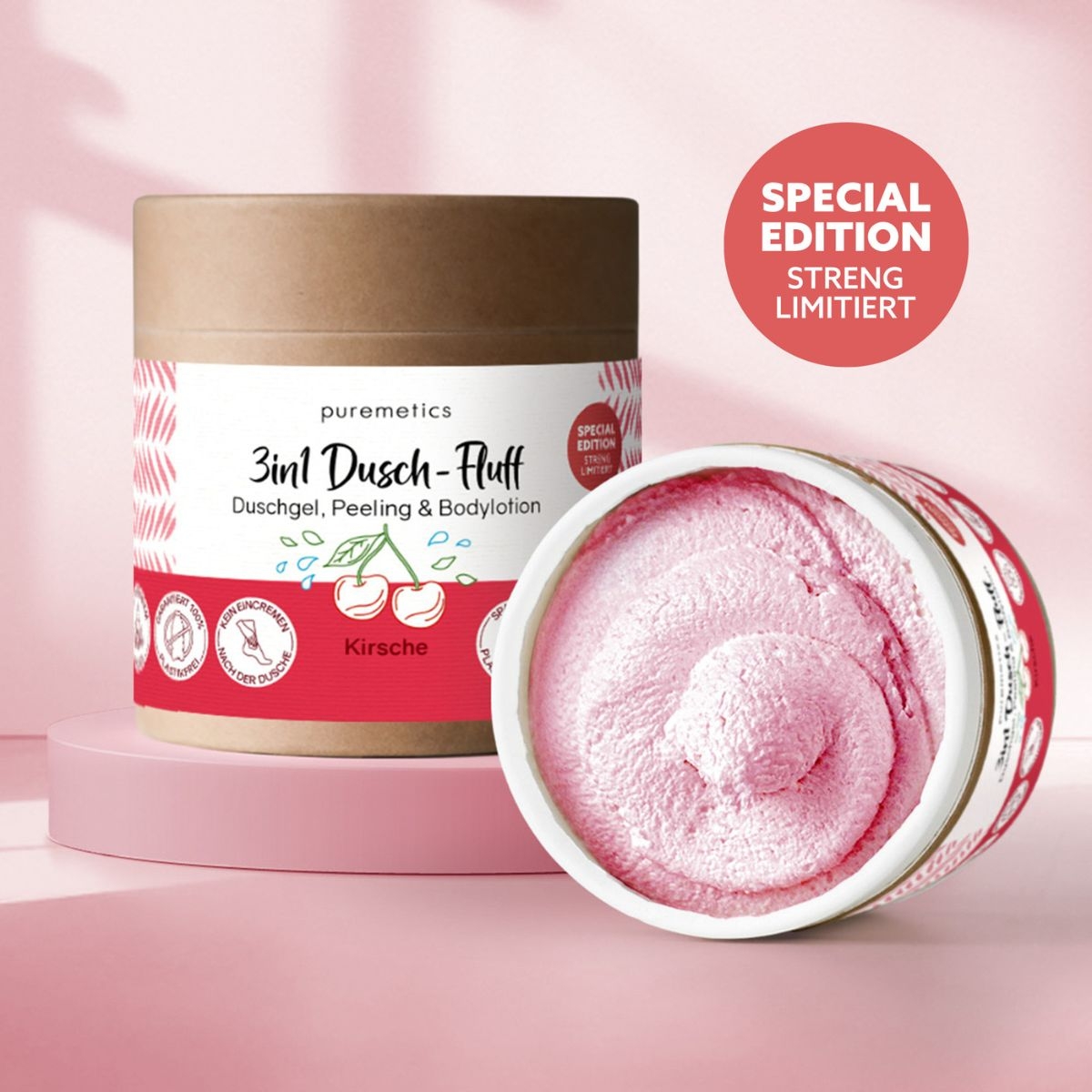 Geoeffneter 3in1 Dusch-Fluff Kirsche mit rosa Schaum und Verpackung daneben
