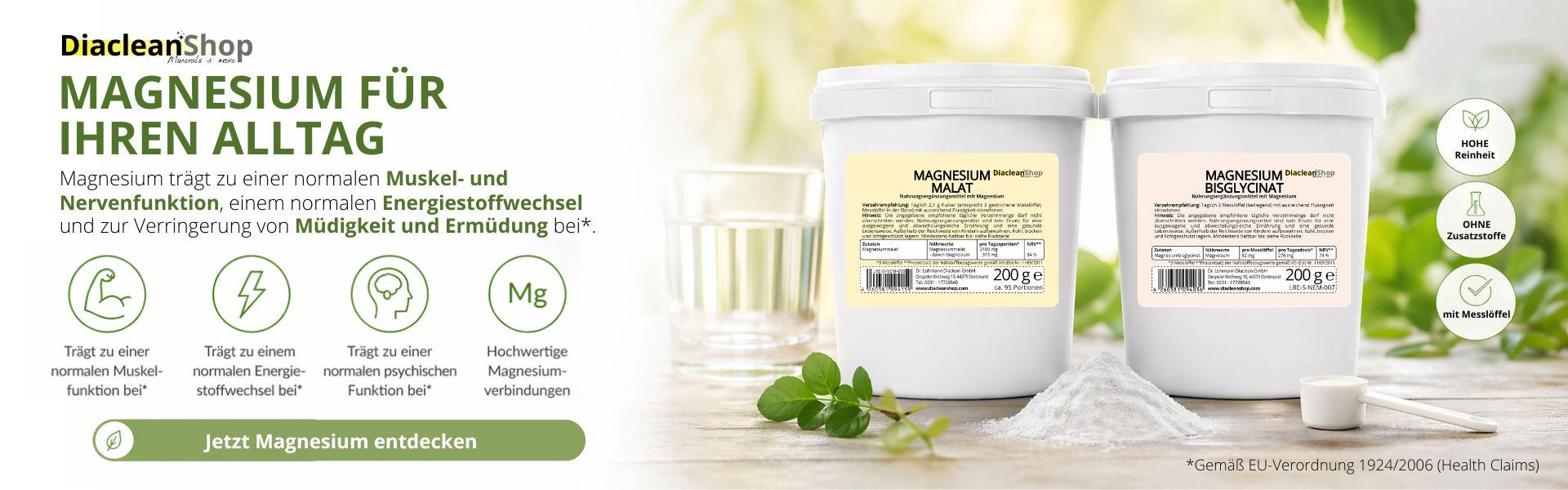 Zwei weiße Behälter mit Magnesiumpräparaten vor unscharfem Hintergrund, darunter eine kleine Menge weißes Pulver und ein Messlöffel, darüber Symbole und Text zu den Vorteilen von Magnesium