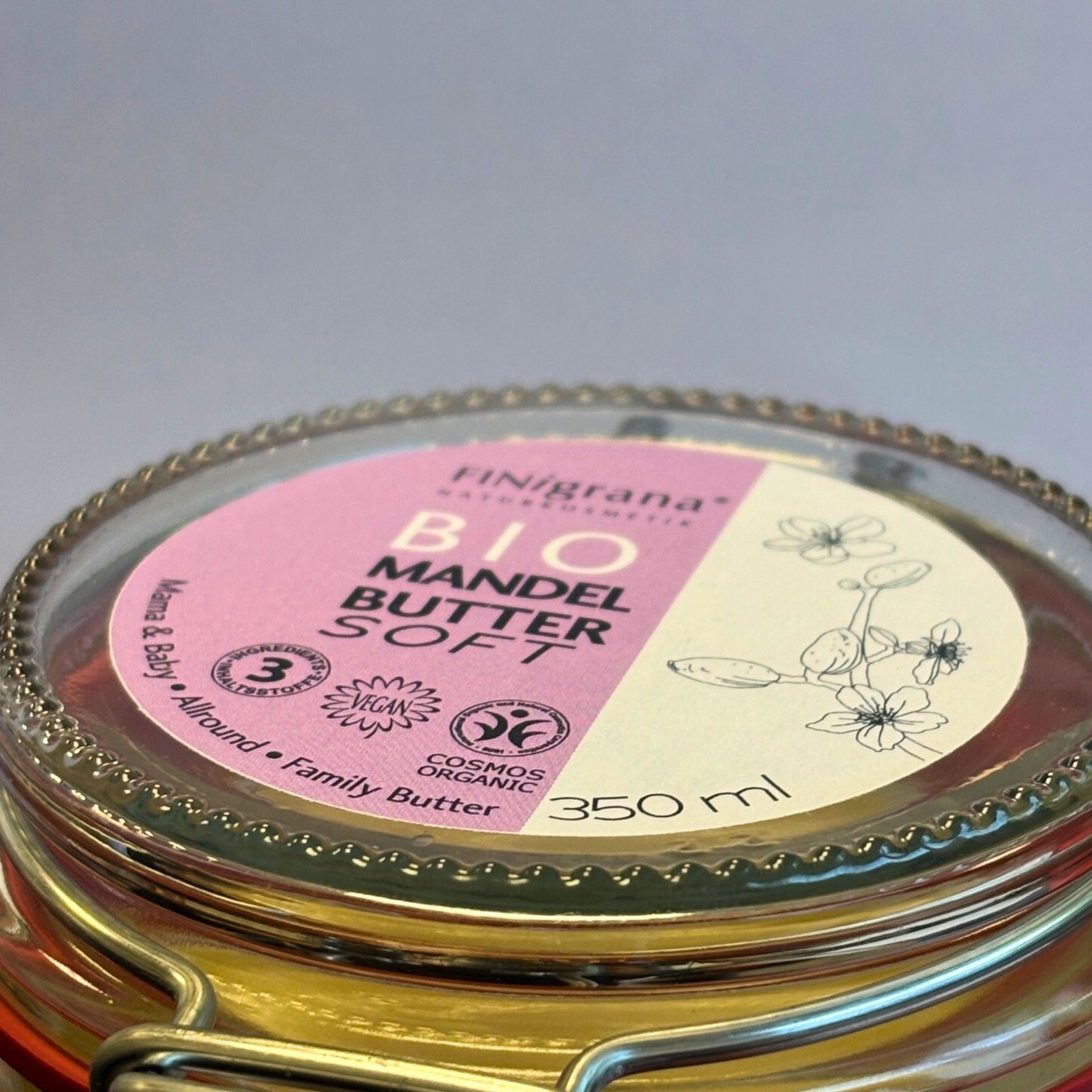 Deckel der Bio Mandelbutter soft 350ml mit Etikett