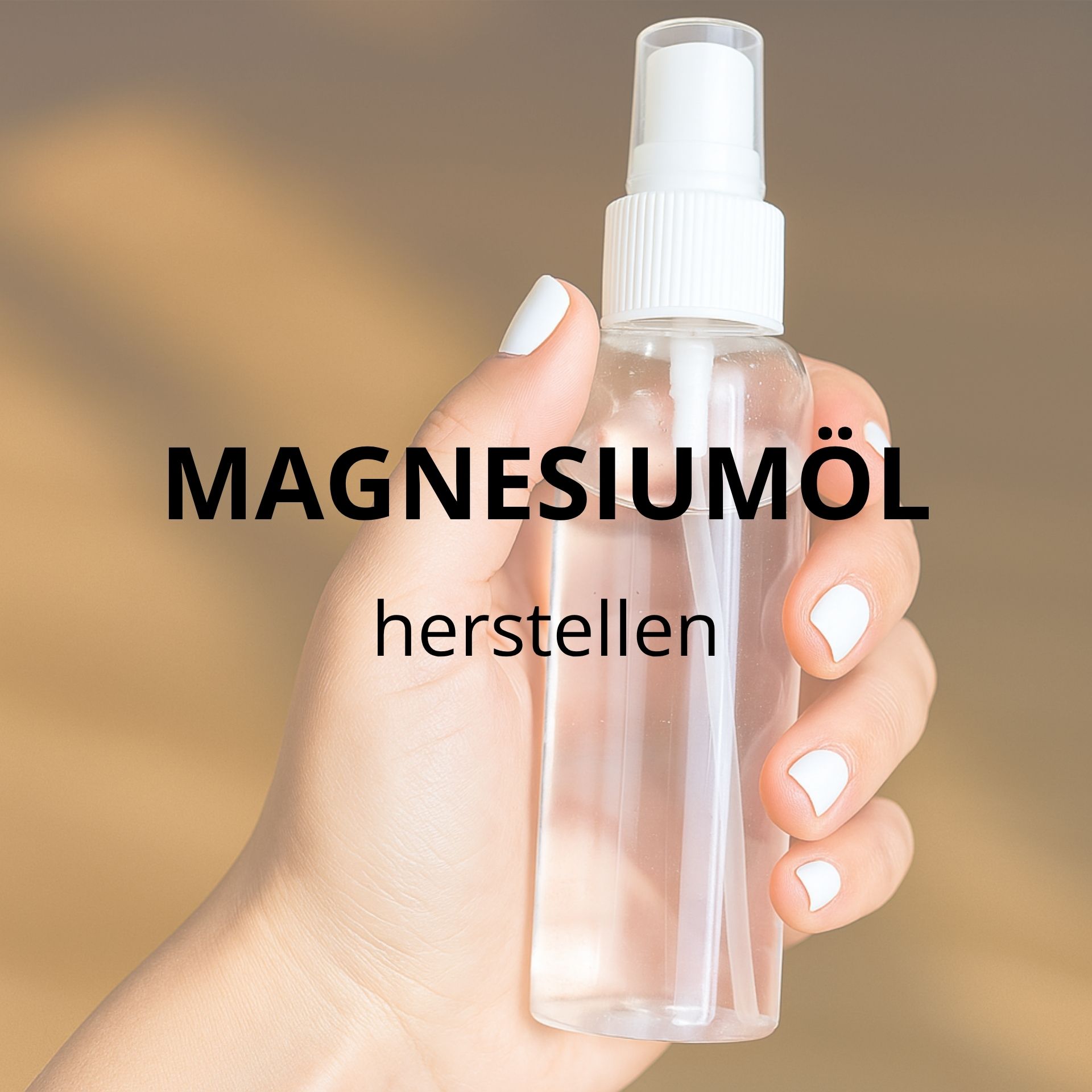 Hand hält eine durchsichtige Sprühflasche mit selbstgemachtem Magnesiumöl auf hellem Hintergrund.