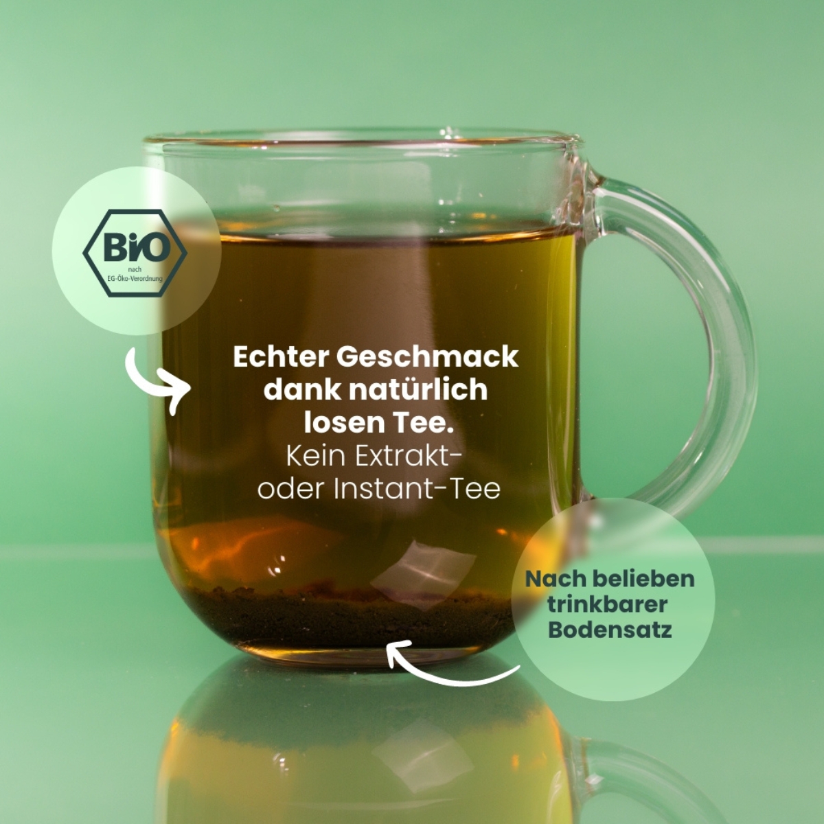Glas Minztee auf gruenem Hintergrund mit Schrift zu natuerlichem losen Tee ohne Extrakt