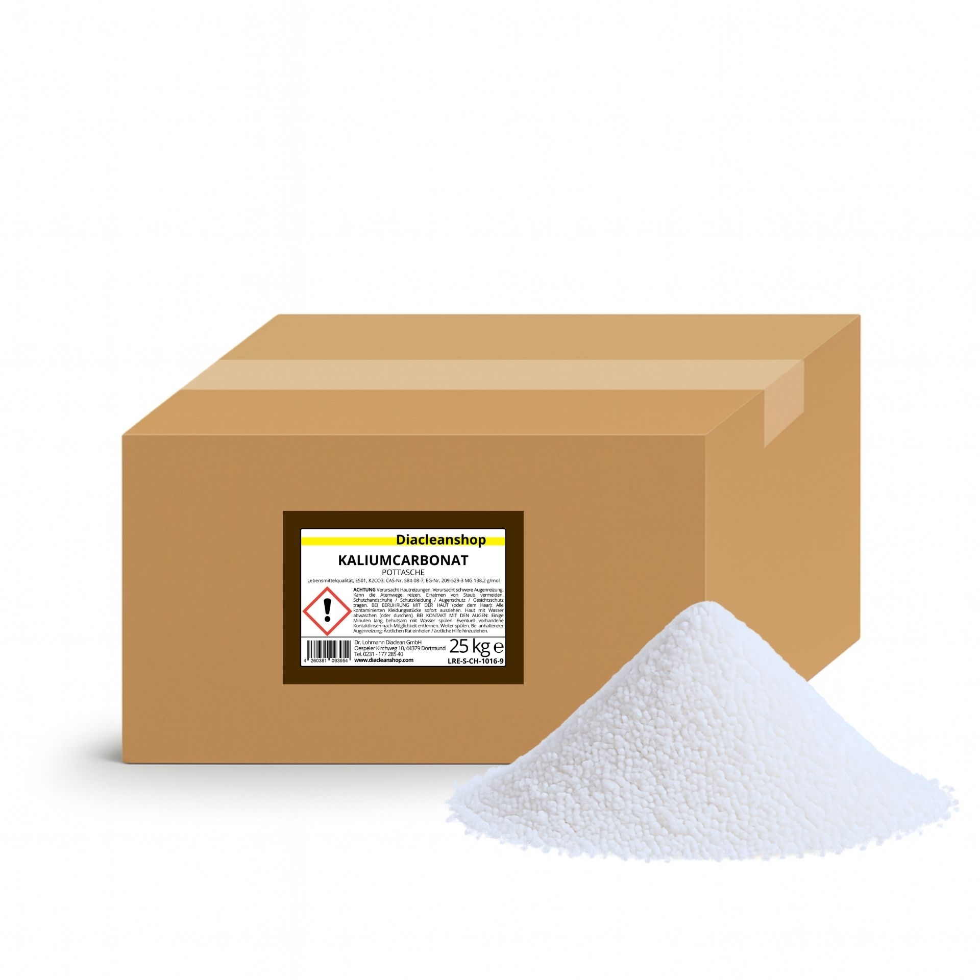 Brauner Karton mit Etikett „Kaliumcarbonat 25 kg“ vom Diacleanshop_ daneben ein weisser koerniger Pulverhaufen auf weissem Hintergrund