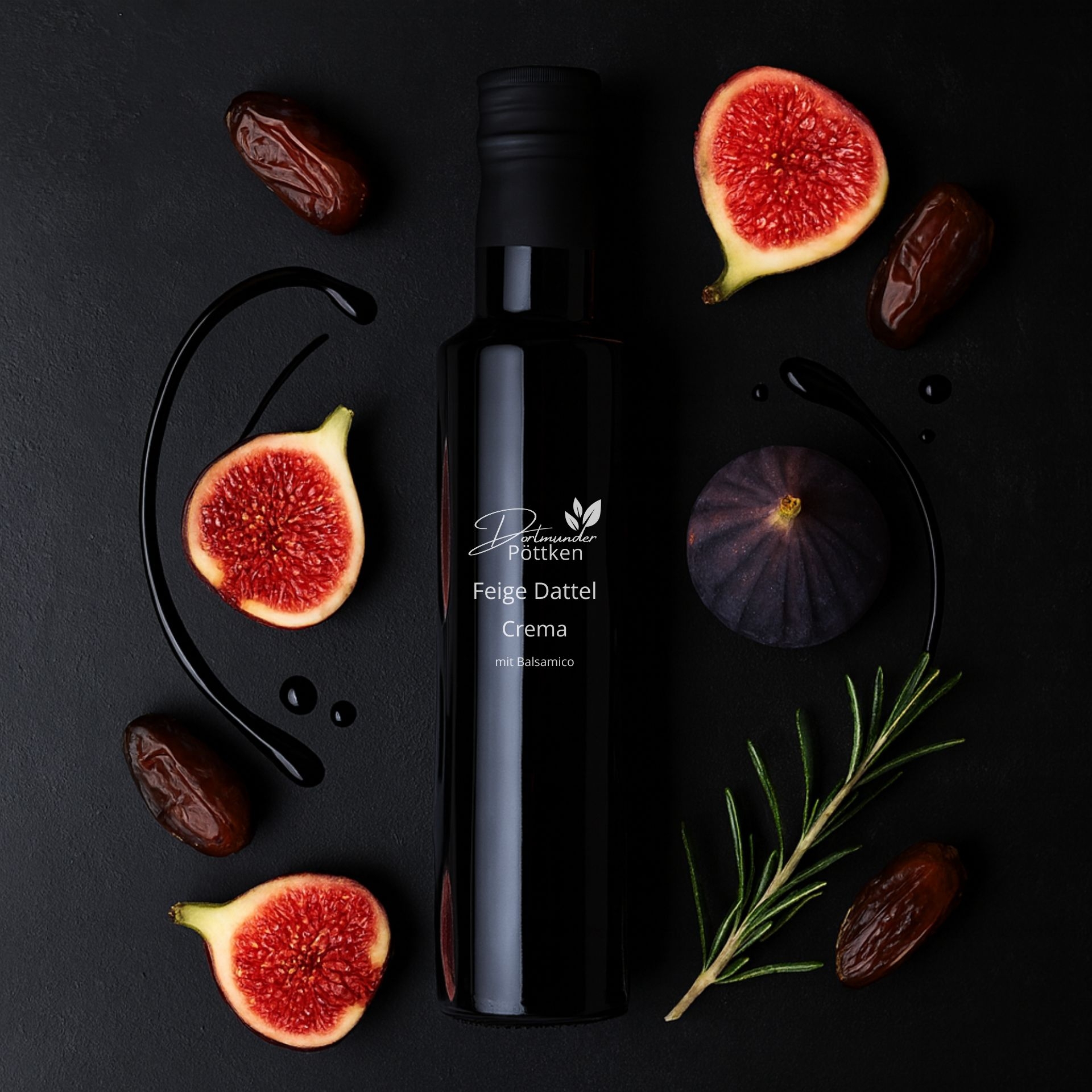 Flasche Feige-Dattel Crema mit Balsamico_ umgeben von frischen Feigen_ Datteln_ Rosmarin und Crema-Tropfen auf dunklem Hintergrund