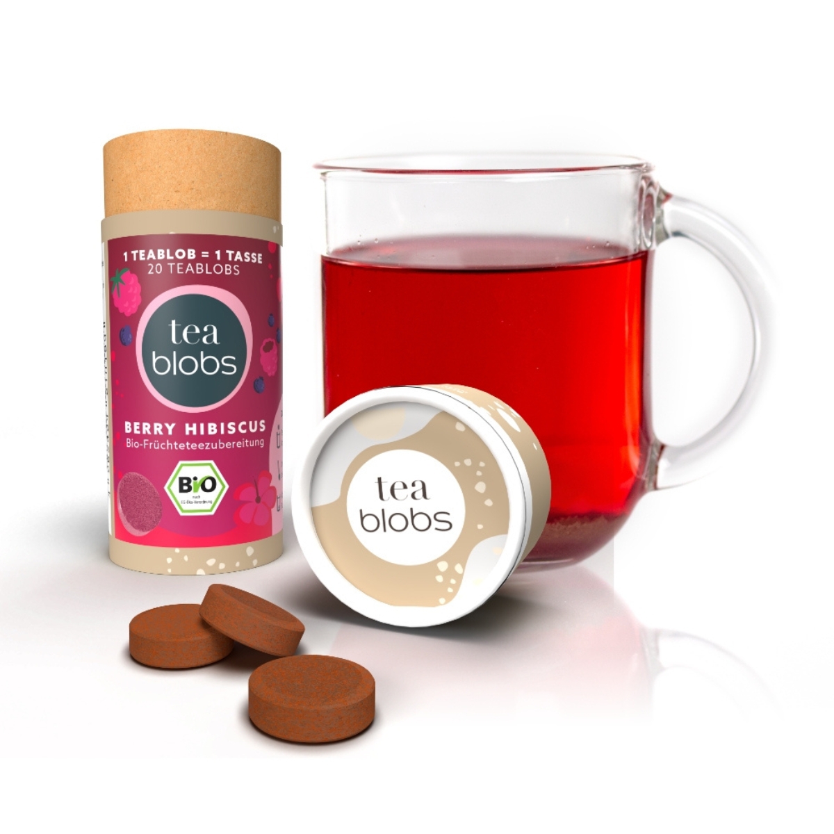 Teablobs Berry Hibiscus Dose mit Glas roten Tees und losen Teablobs daneben