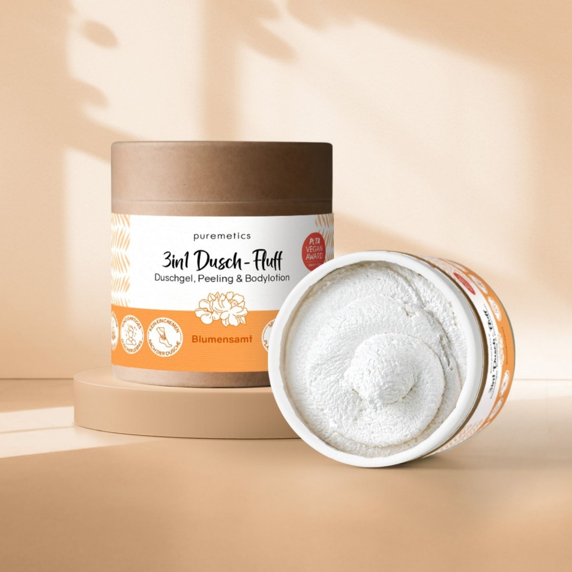 Geoeffneter Dusch-Fluff Blumensamt mit cremiger Textur im minimalistischen Badezimmer