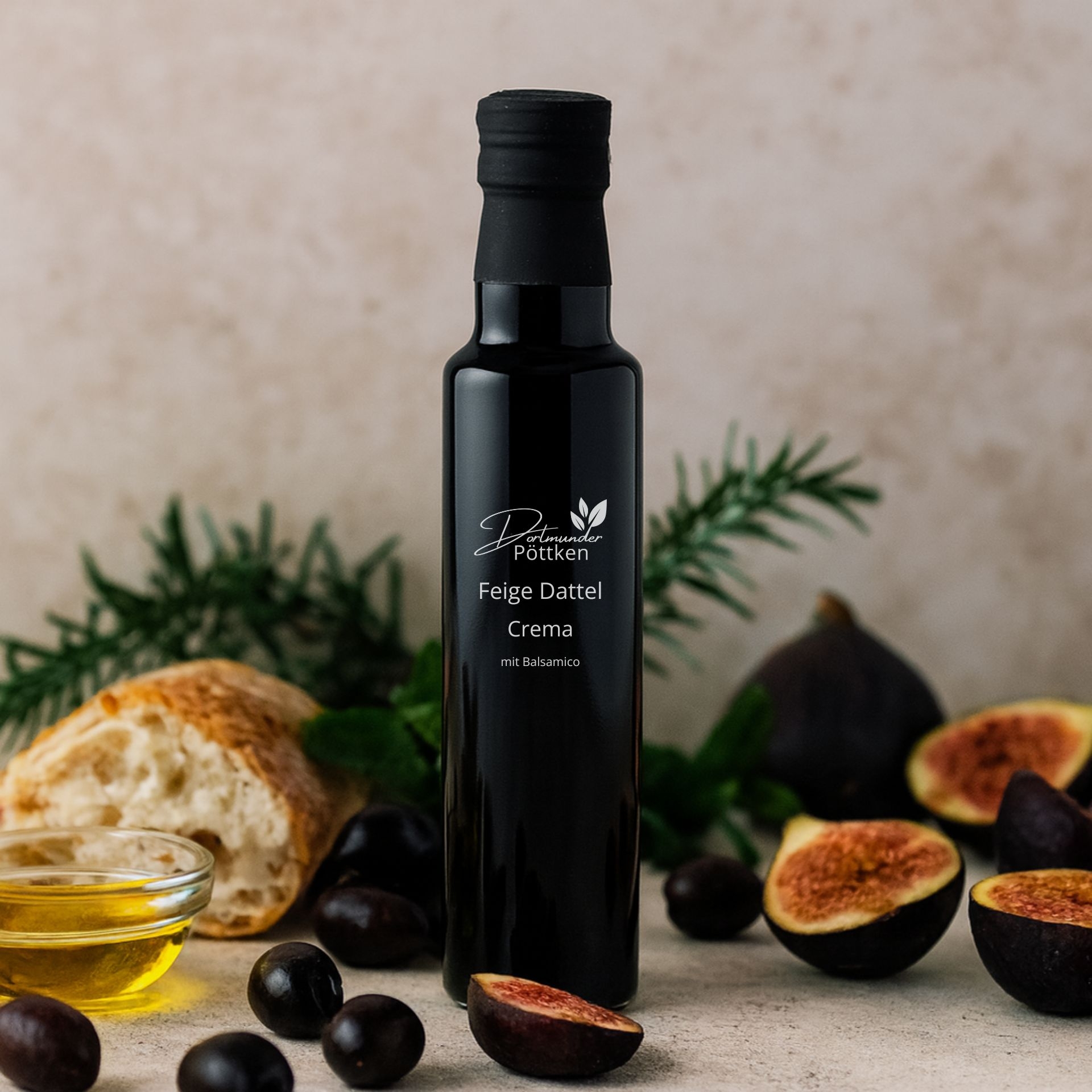 Flasche Feige-Dattel Crema mit Balsamico_ dekoriert mit frischen Feigen_ Trauben_ Olivenoel und Brot auf hellem Hintergrund