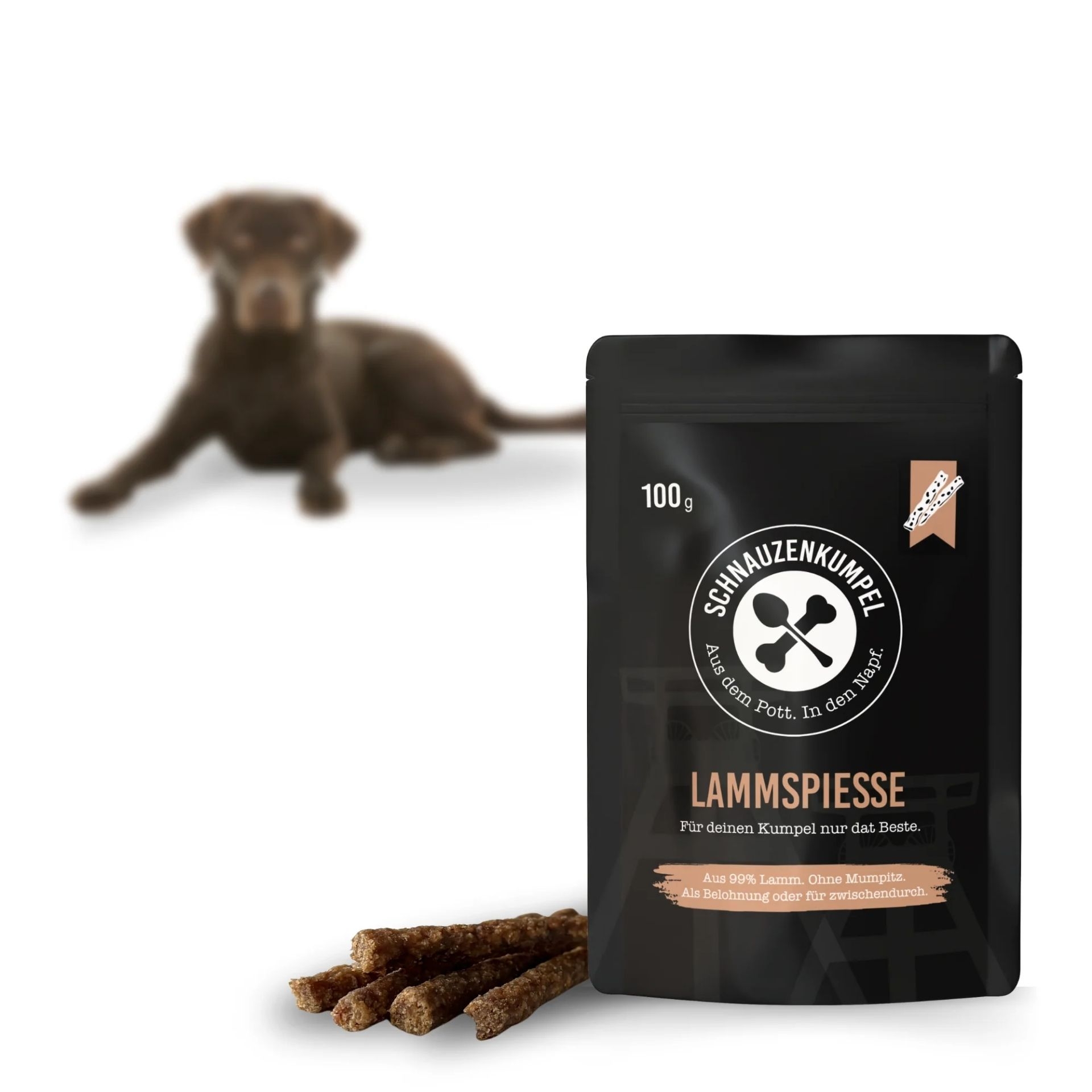 Verpackung der Schnauzenkumpel Lammspiesse 100 g mit Hund im Hintergrund und Lammspiessen davor