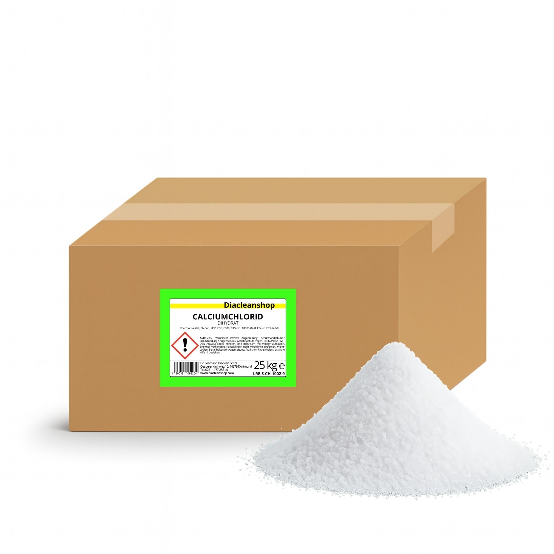 Brauner Karton mit Etikett „Calciumchlorid 25 kg“ vom Diacleanshop_ daneben ein weisser kristalliner Pulverhaufen auf weissem Hintergrund