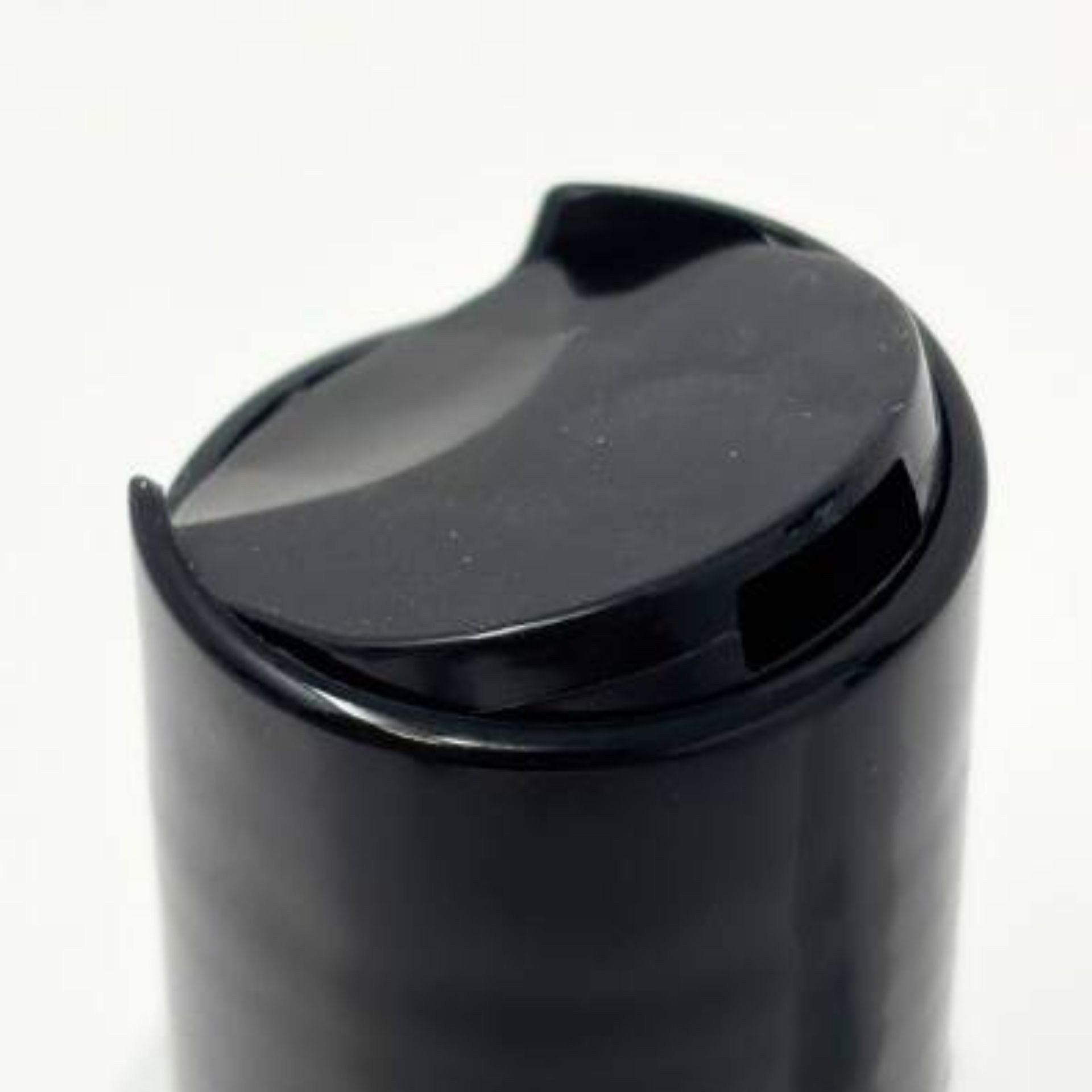 Nahaufnahme des schwarzen Disc-Top Verschlusses einer R-PET Flasche
