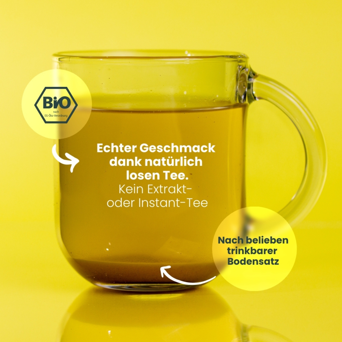 Glas Bio-Tee mit Hinweis auf natuerlichen losen Tee und trinkbaren Bodensatz