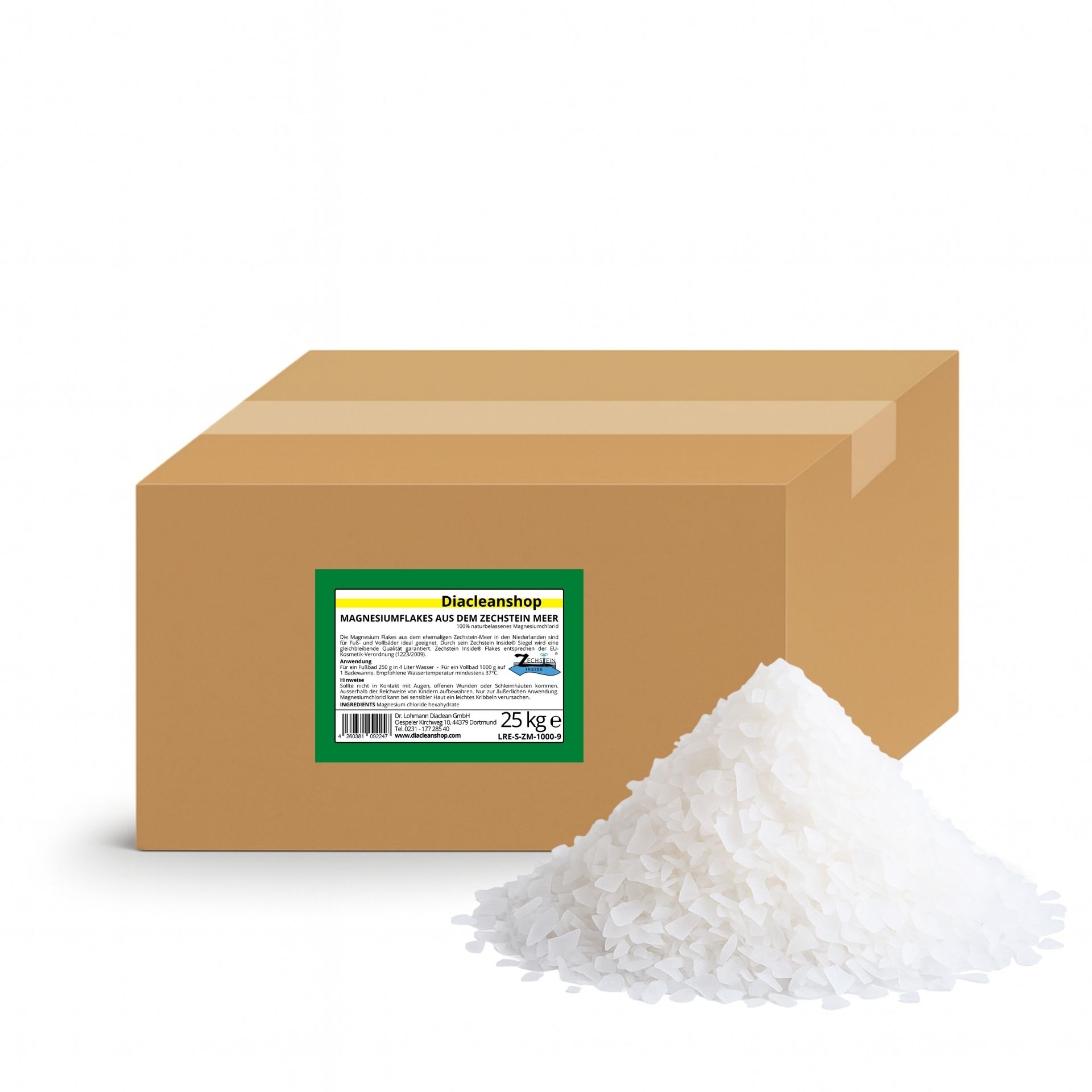 Brauner Karton mit Etikett „Magnesium Flakes aus dem Zechsteinmeer 25 kg“ vom Diacleanshop_ daneben ein weisser Kristallhaufen auf weissem Hintergrund.r