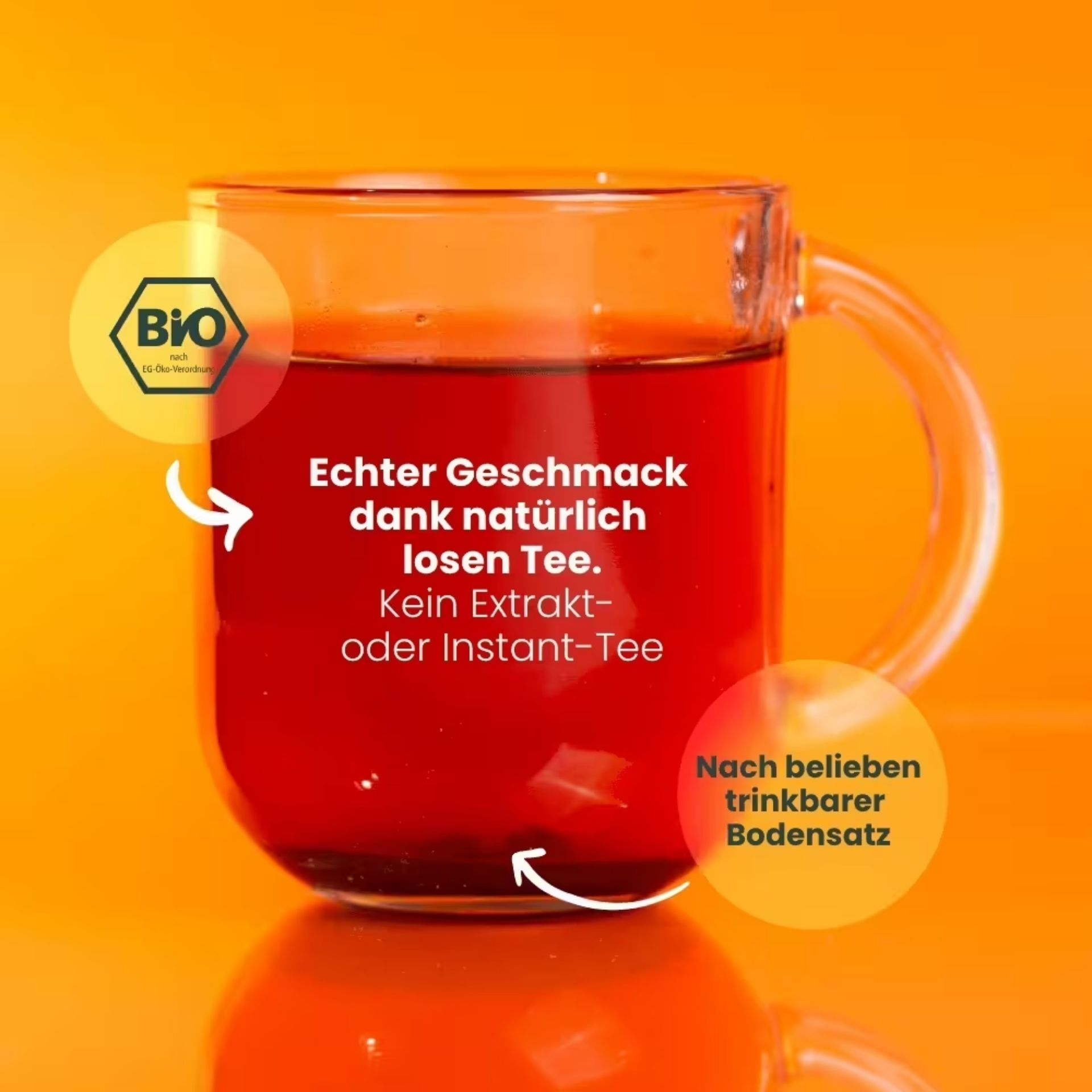 TeaBlobs BIO Rooibos Vanille als aufgebruehter loser Tee im Glas mit sichtbarem Bodensatz