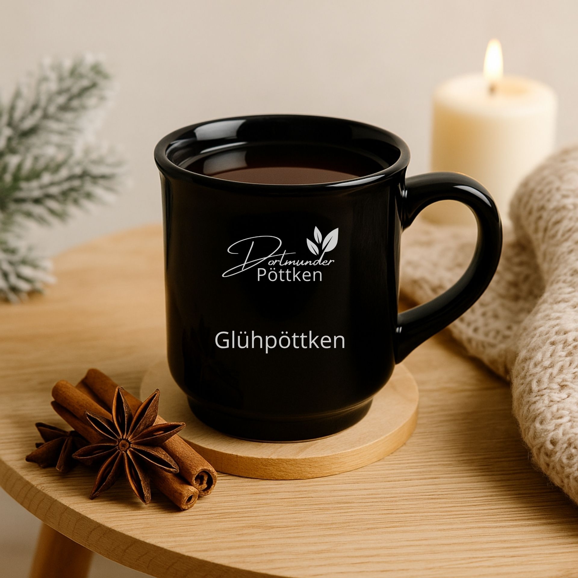 Gefuellter Gluehpoettken Becher mit Kerze und winterlicher Deko auf Holztisch