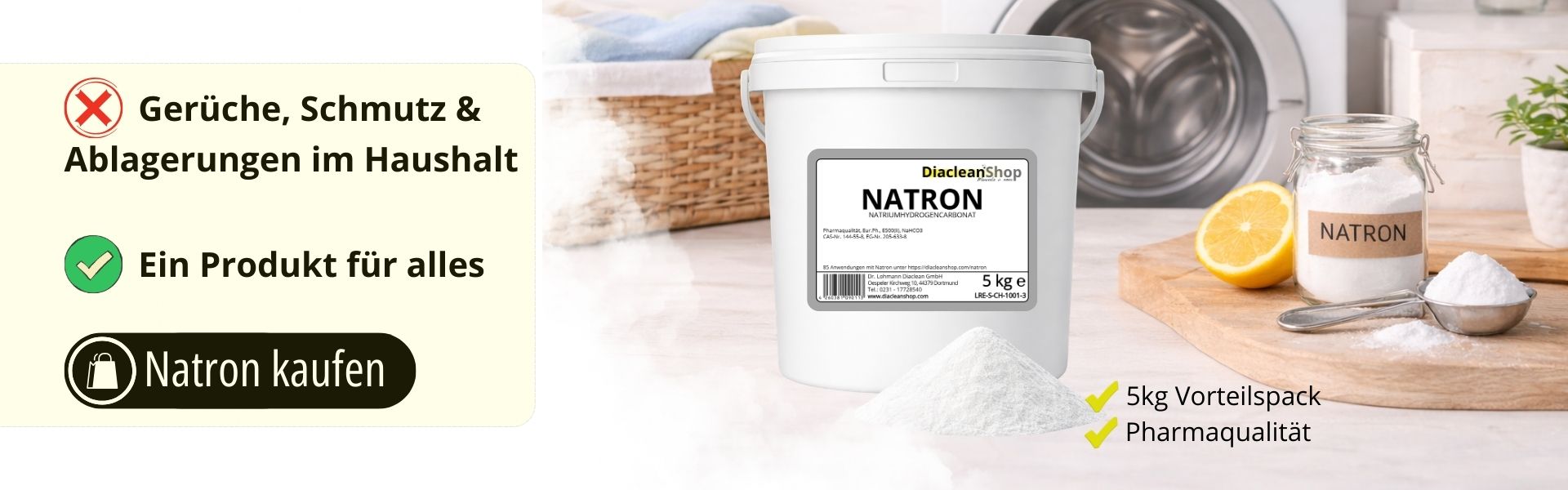 Kunststoffeimer mit 5-kg-Natronpackung neben Glasgefäß mit Natronbeschriftung auf Küchenarbeitsplatte mit Waschmaschine und Zitrone im Hintergrund