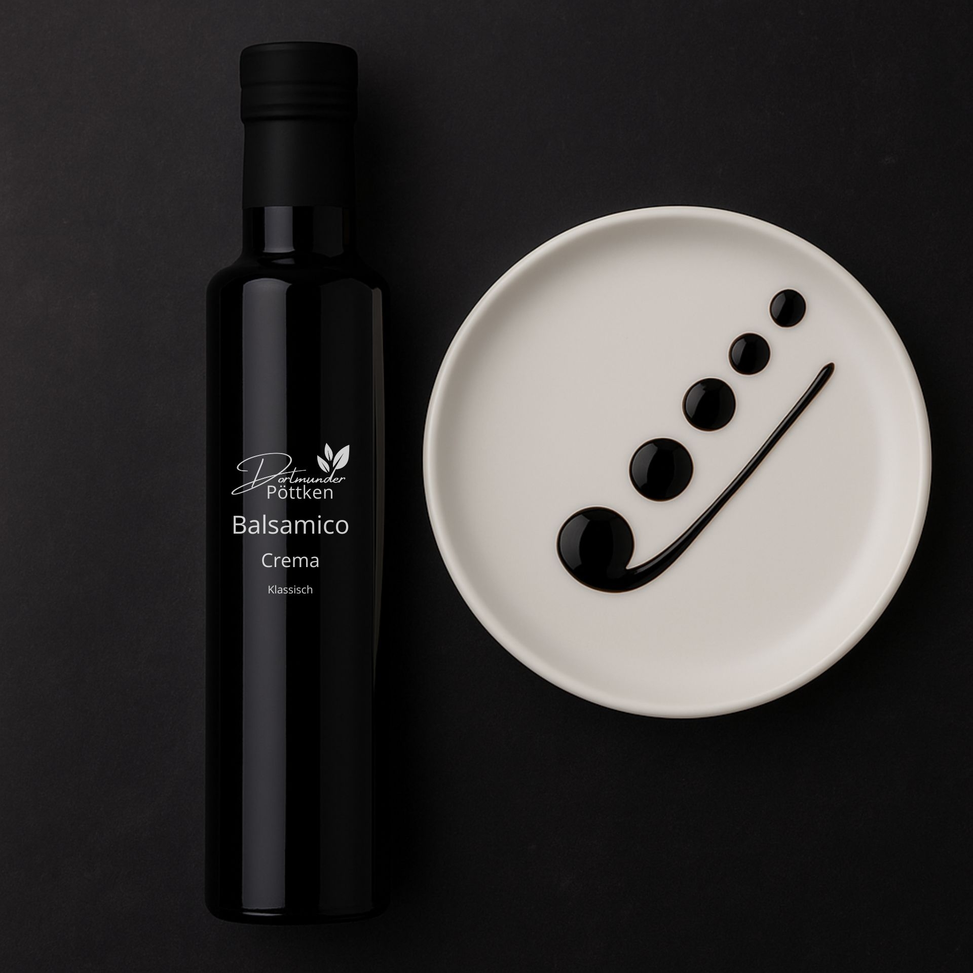 Balsamico Crema klassisch in schwarzer Flasche mit weissem Teller_ kunstvoll dekoriert mit Crema-Tropfen auf dunklem Hintergrund