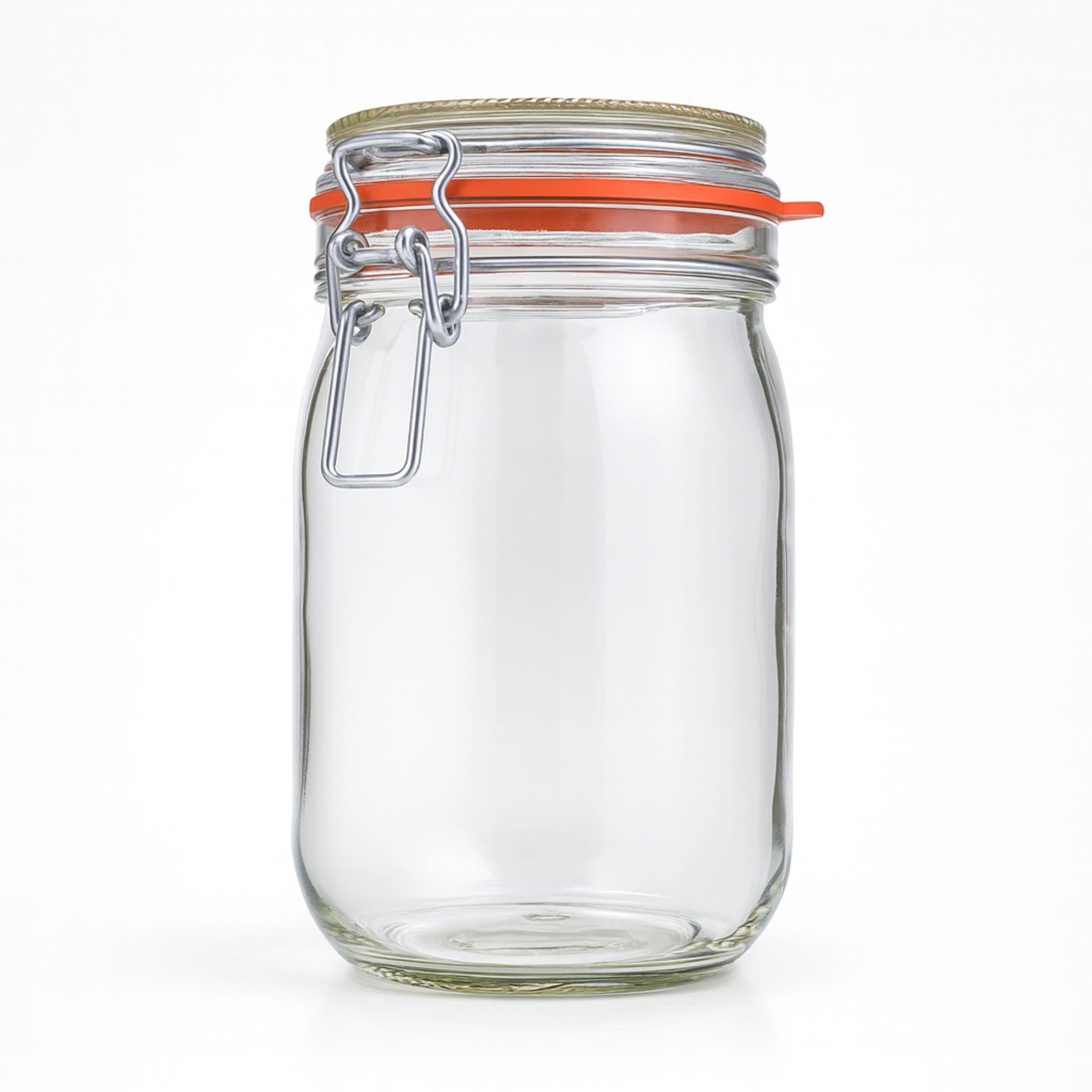 Leeres Buegelglas aus Weissglas mit 1140ml Fassungsvermoegen und rotem Gummiring auf weissem Hintergrund