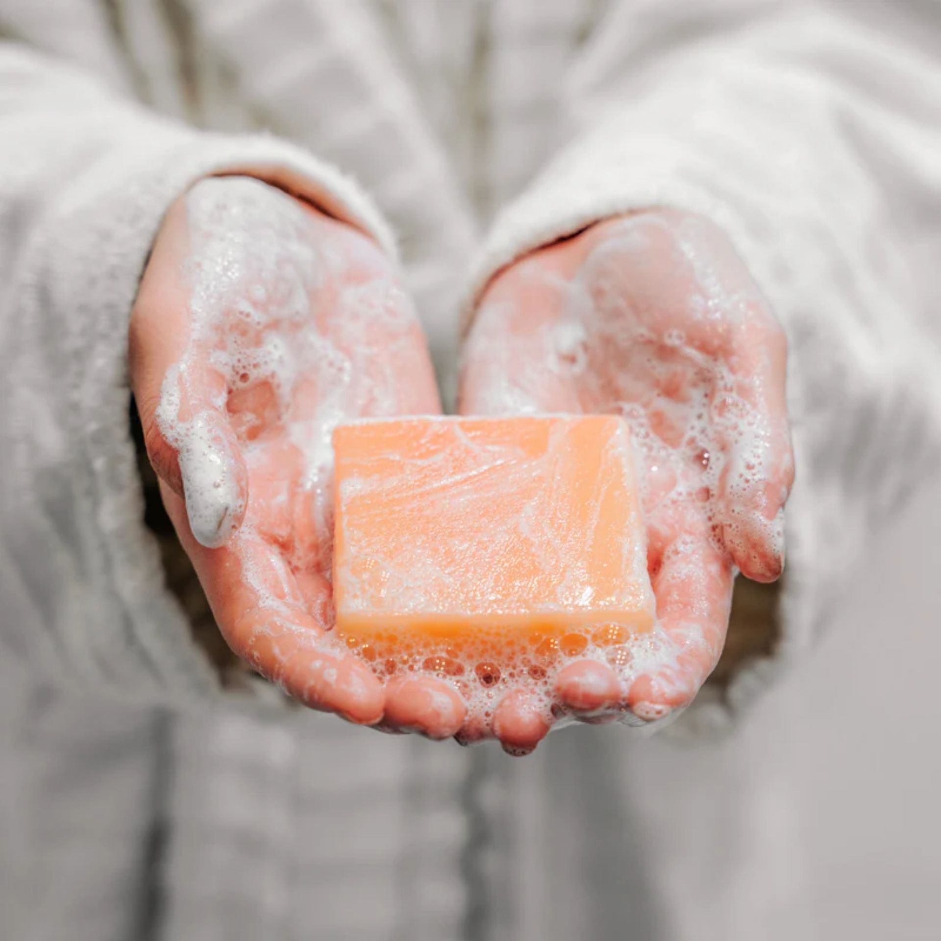 Aloe Vera _ Lime Seife schaeumt in den Haenden waehrend der Anwendung