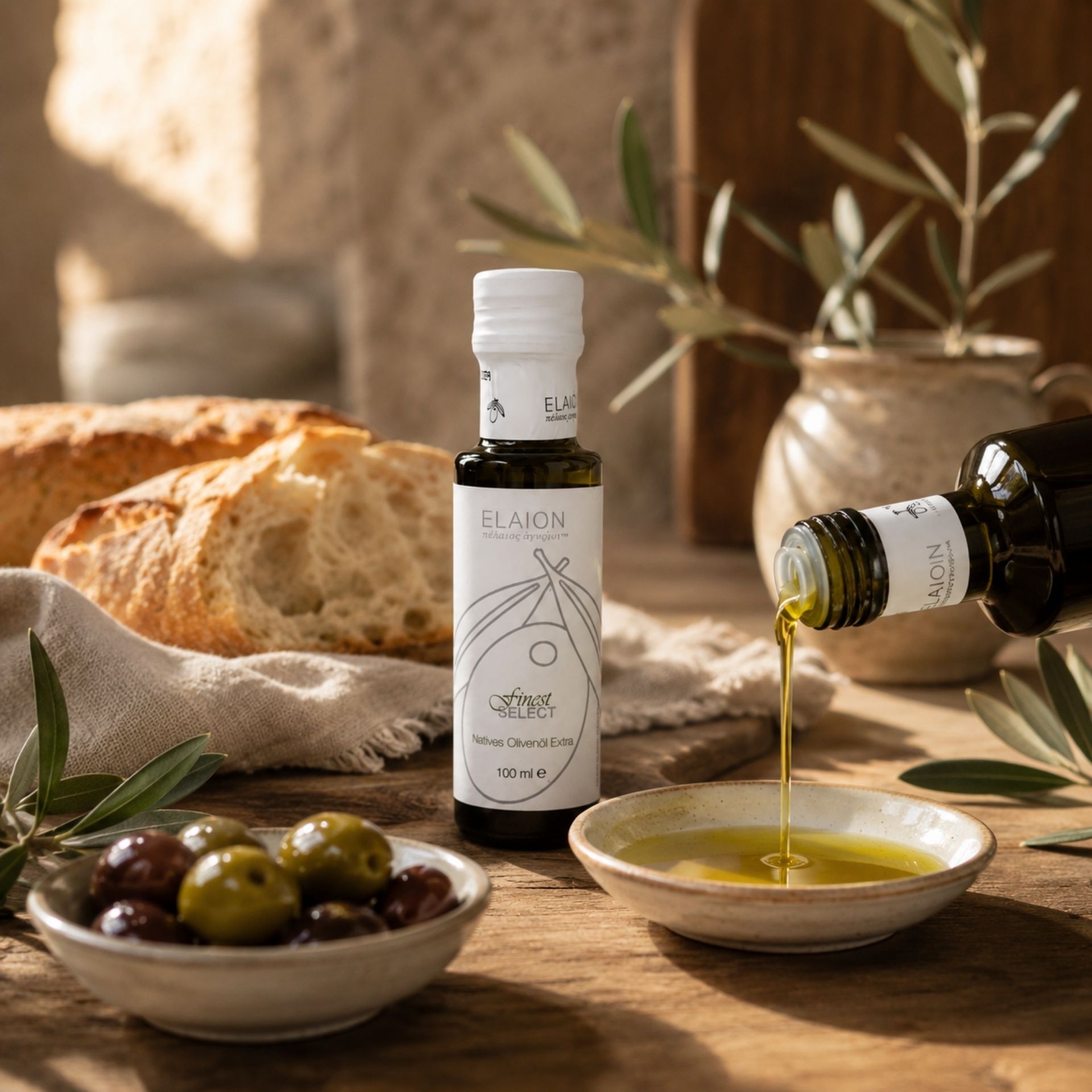 Elaion Finest Select Olivenoel 100 ml mit frischem Brot_ Oliven und eingeschenktem Olivenoel