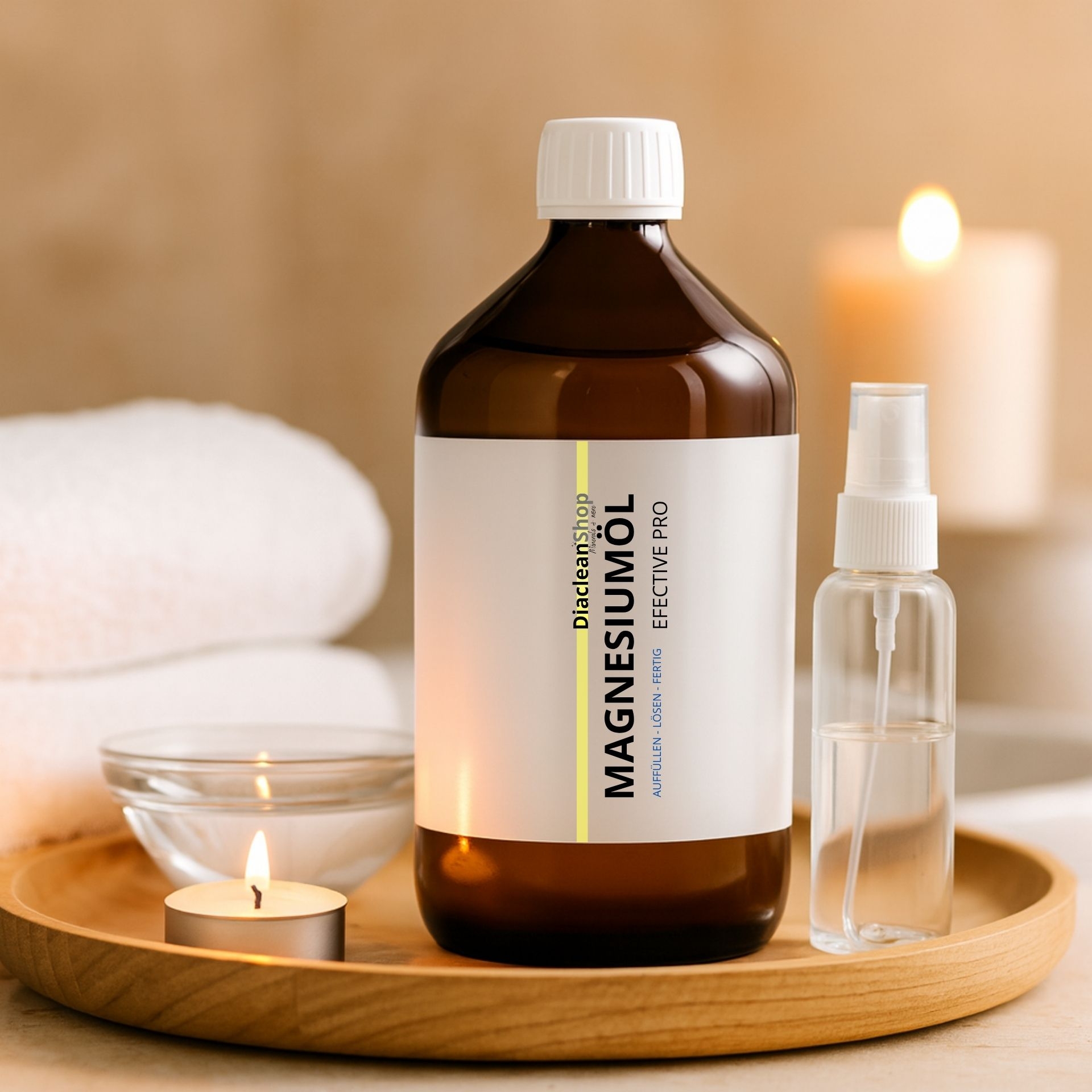 Magnesiumoel Effective Pro 1000ml mit Spruehflasche auf Tablett_ Kerze und Handtuecher im Hintergrund
