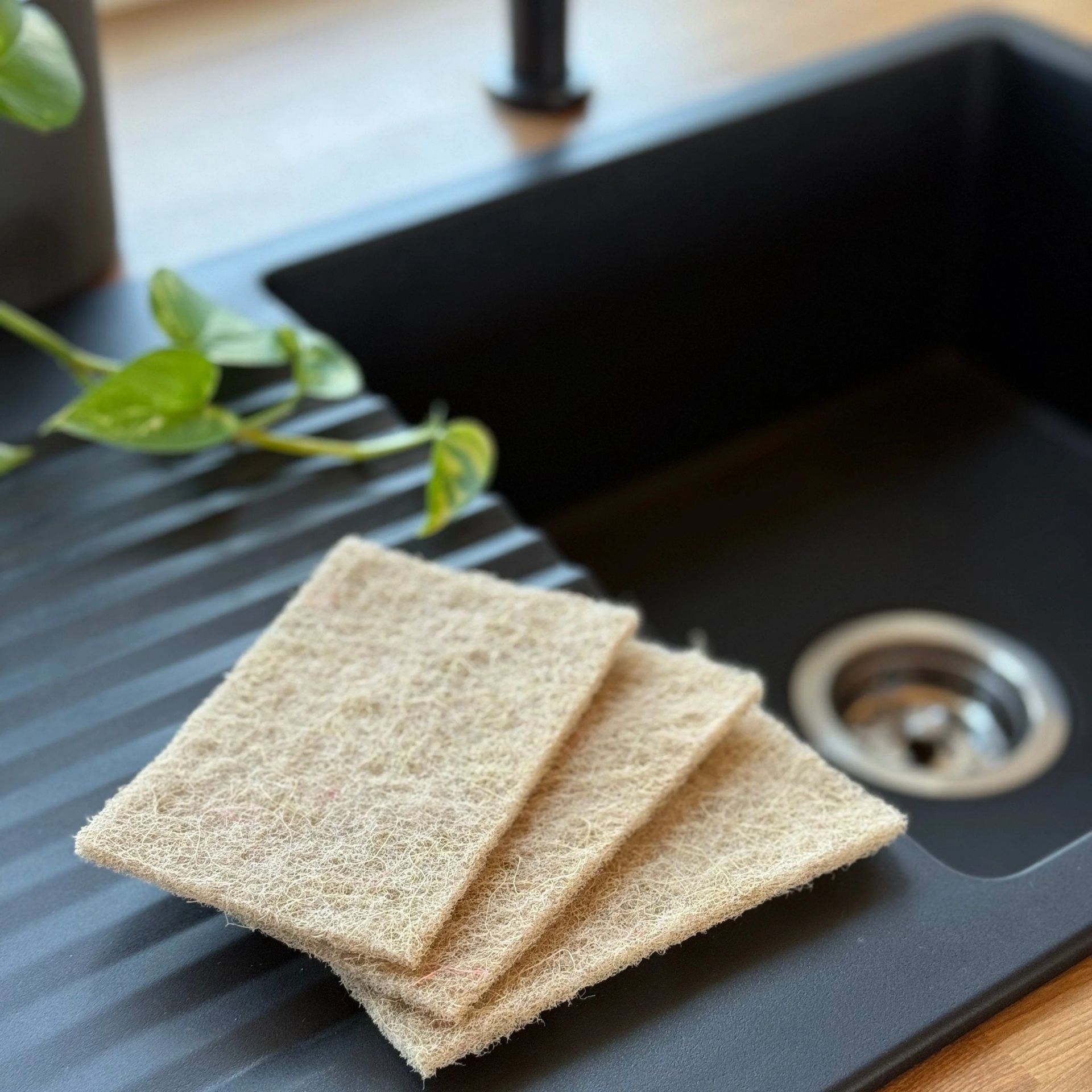 Drei pandoo Sisal-Scheuerpads uebereinander auf der Ablage einer Kuechenspuele