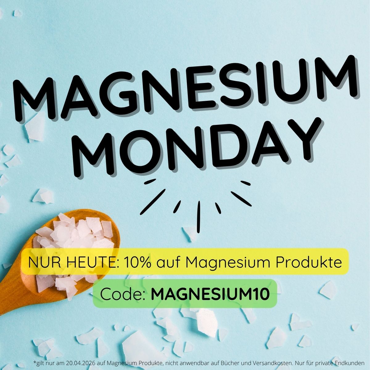 Badewanne mit Kerzen auf einem kleinen Tisch und Text: „Wohlfühlmomente beginnen im Bad mit reinen Magnesiumflakes“.