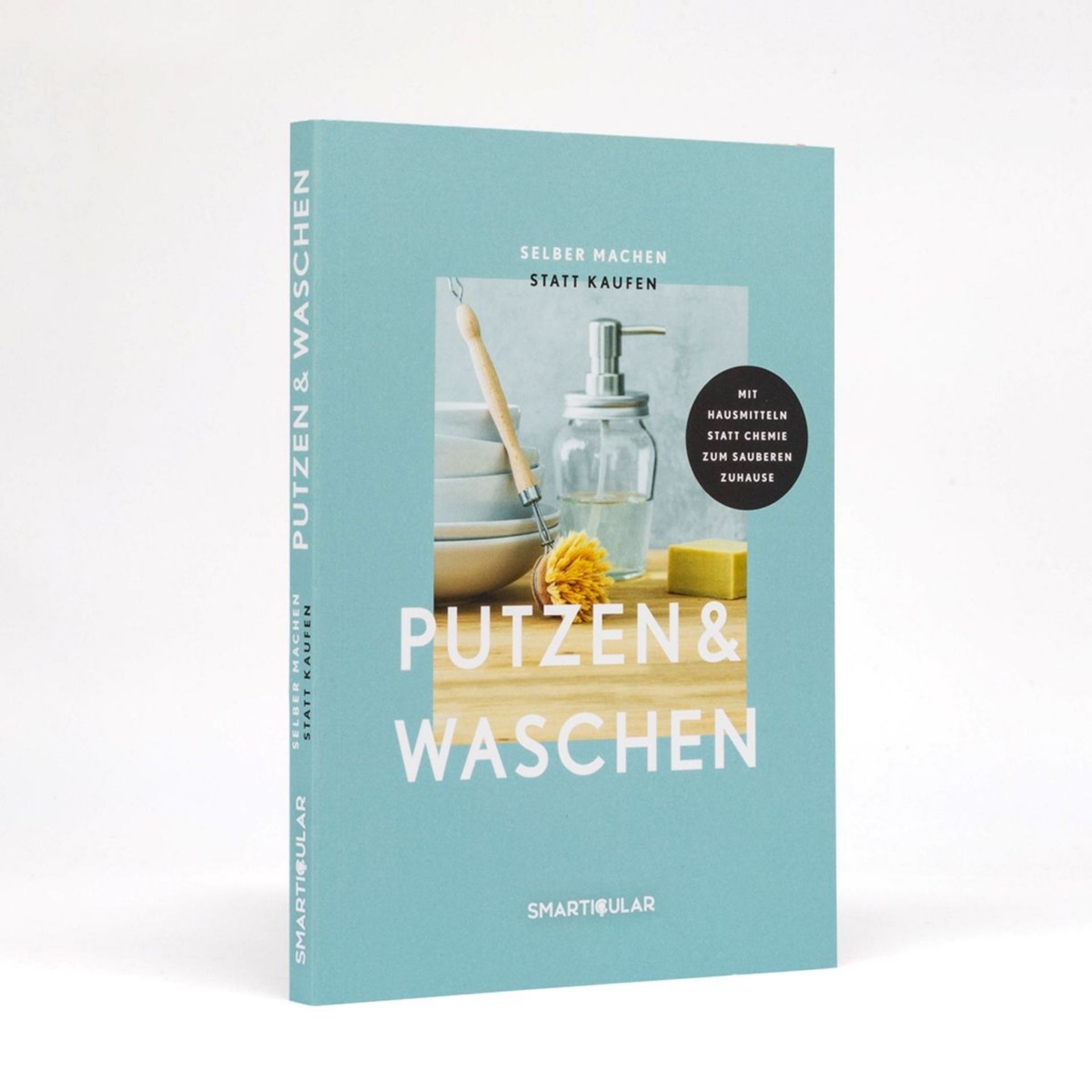 Selber machen statt kaufen – Putzen _ Waschen von smarticular mit tuerkisfarbenem Cover und Haushaltsutensilien