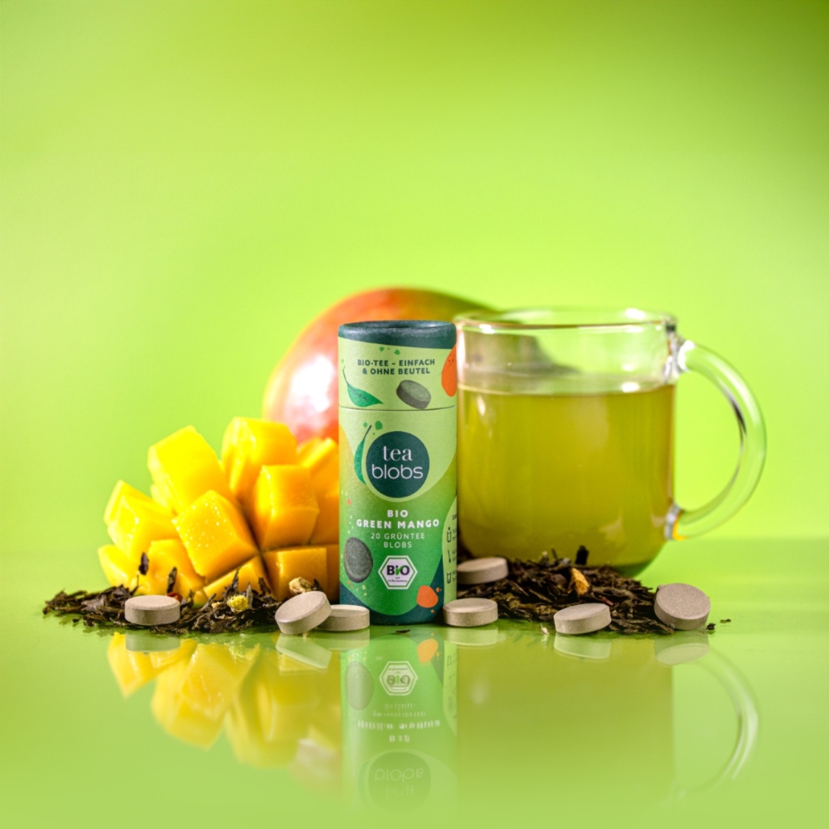 Teablobs Bio Green Mango Gruentee mit Mango_ losen Teeblaettern und Glas Tee
