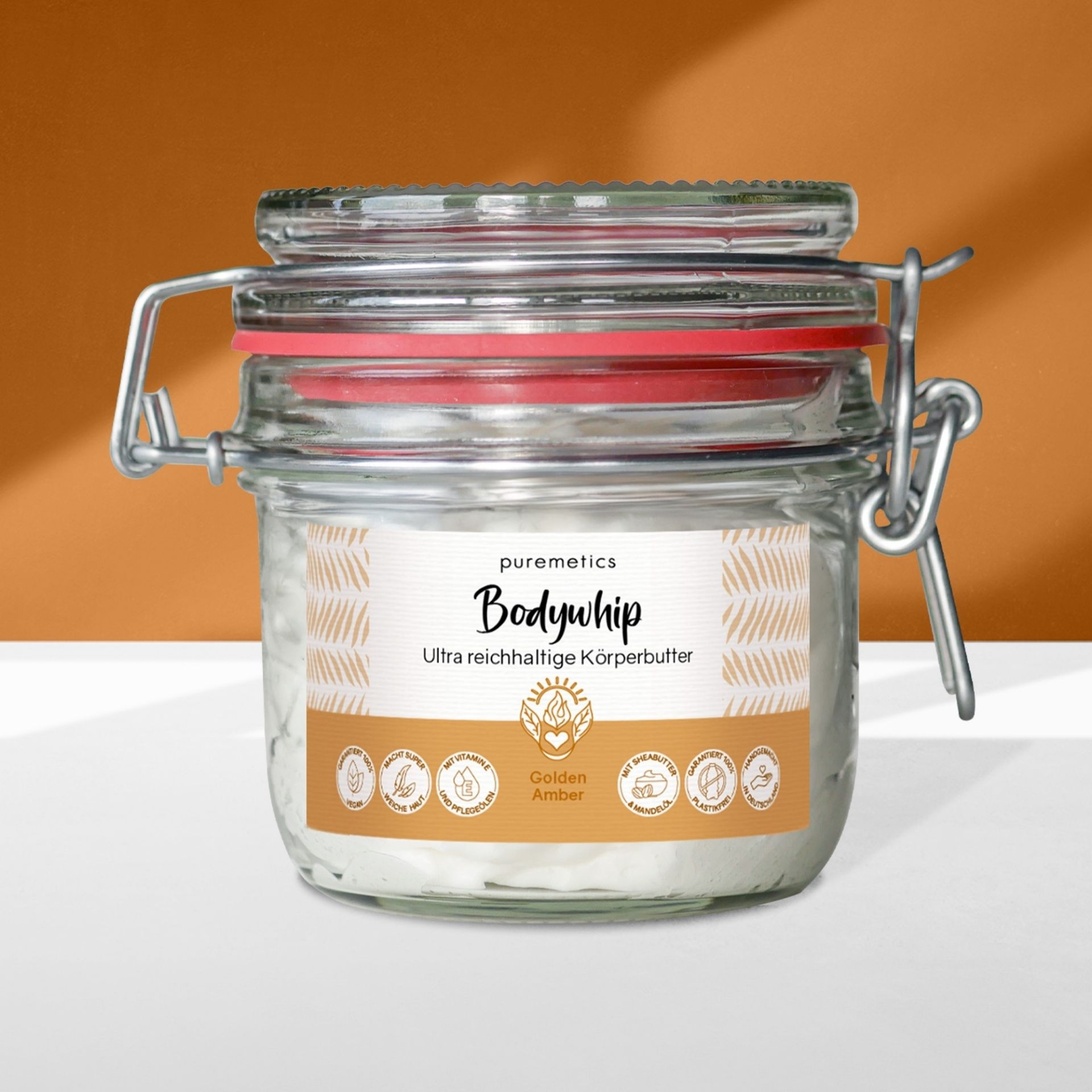 Bodywhip Golden Amber im Glas mit Buegelverschluss vor warmem Hintergrund